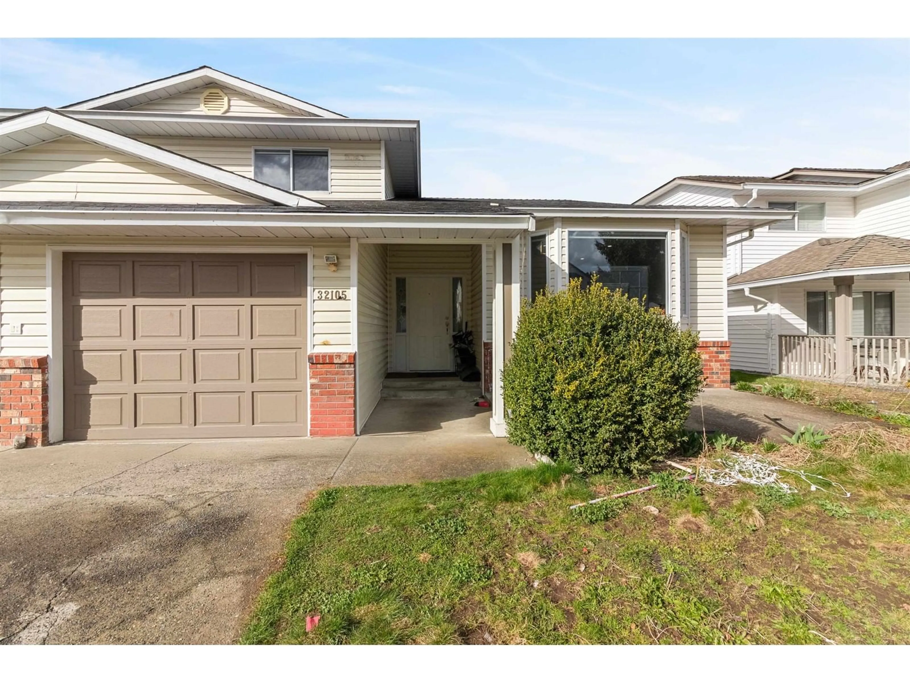 A pic from outside/outdoor area/front of a property/back of a property/a pic from drone, street for 32105 ROGERS, Abbotsford British Columbia V2T5B7