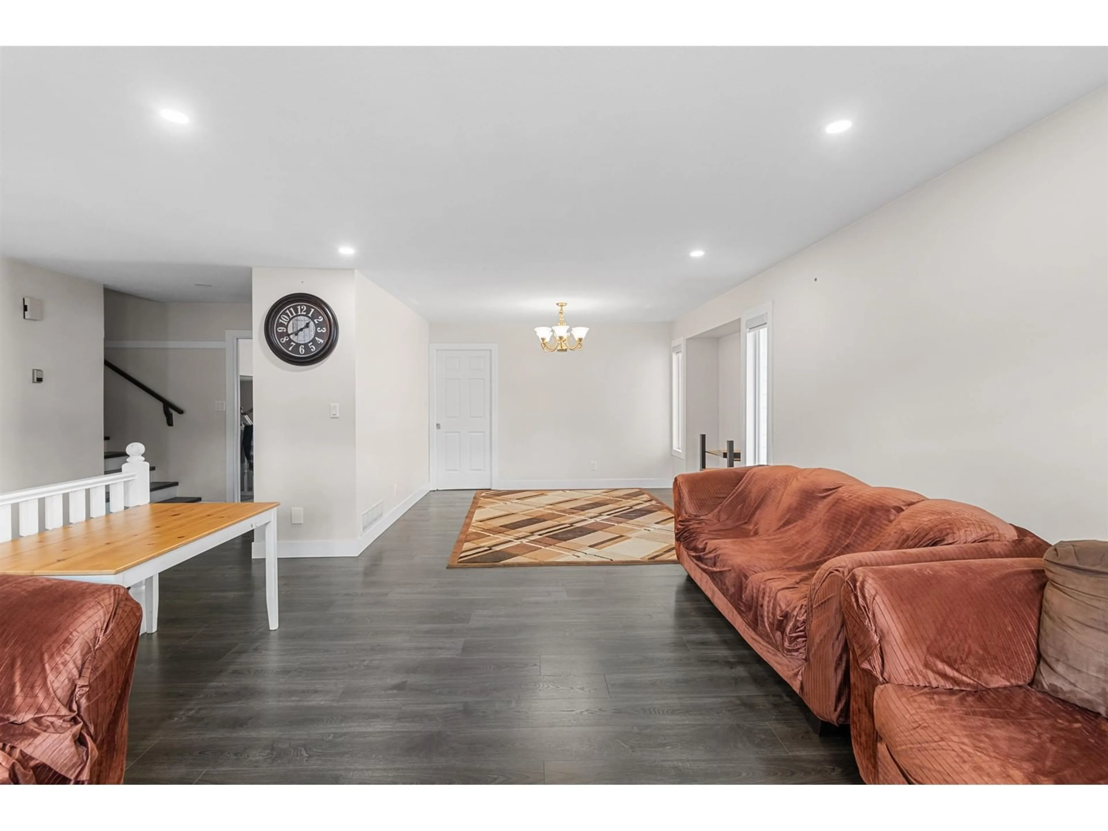 Home with vinyl exterior material, street for 32105 ROGERS, Abbotsford British Columbia V2T5B7