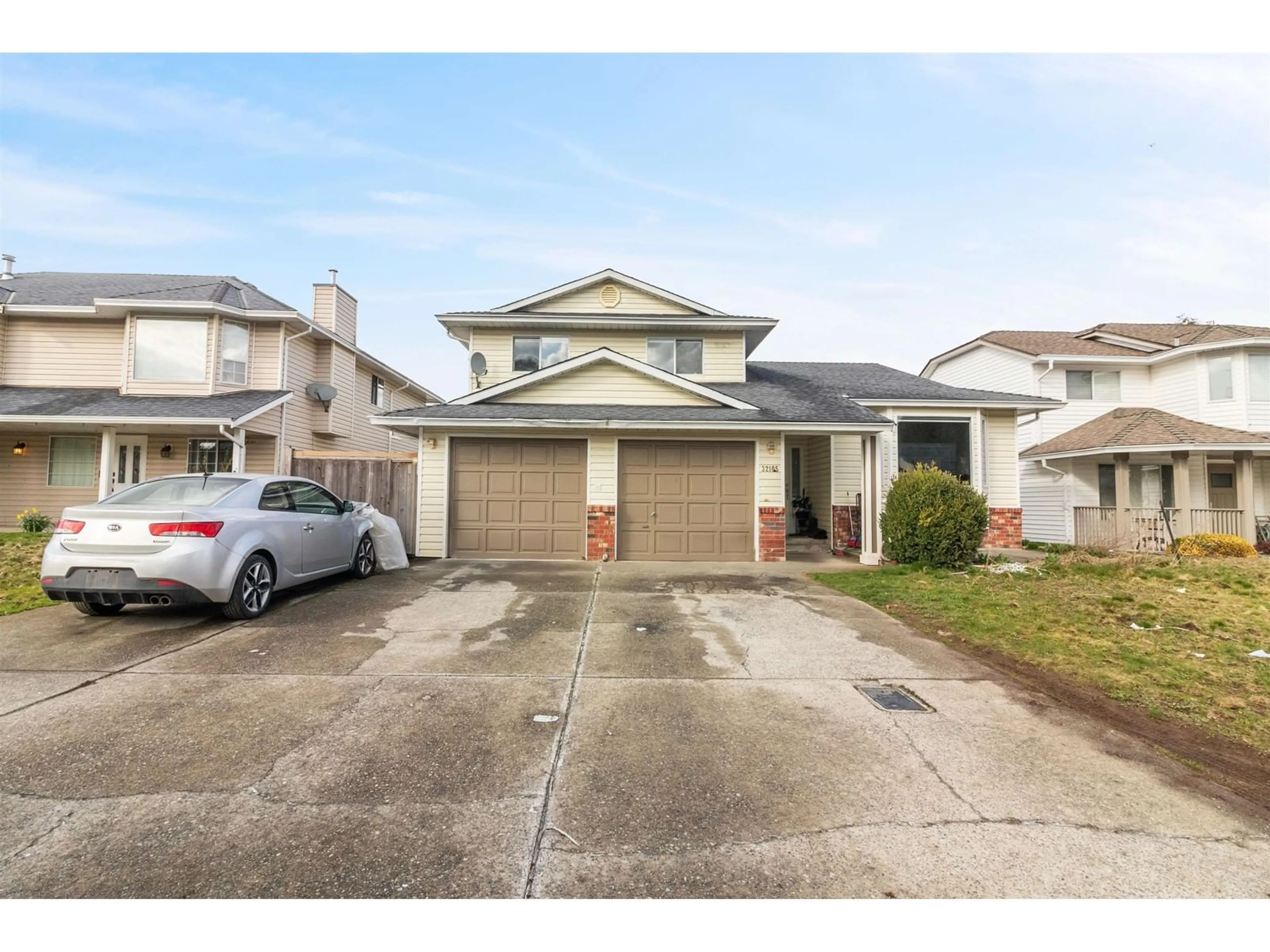 A pic from outside/outdoor area/front of a property/back of a property/a pic from drone, street for 32105 ROGERS AVENUE, Abbotsford British Columbia V2T5B7