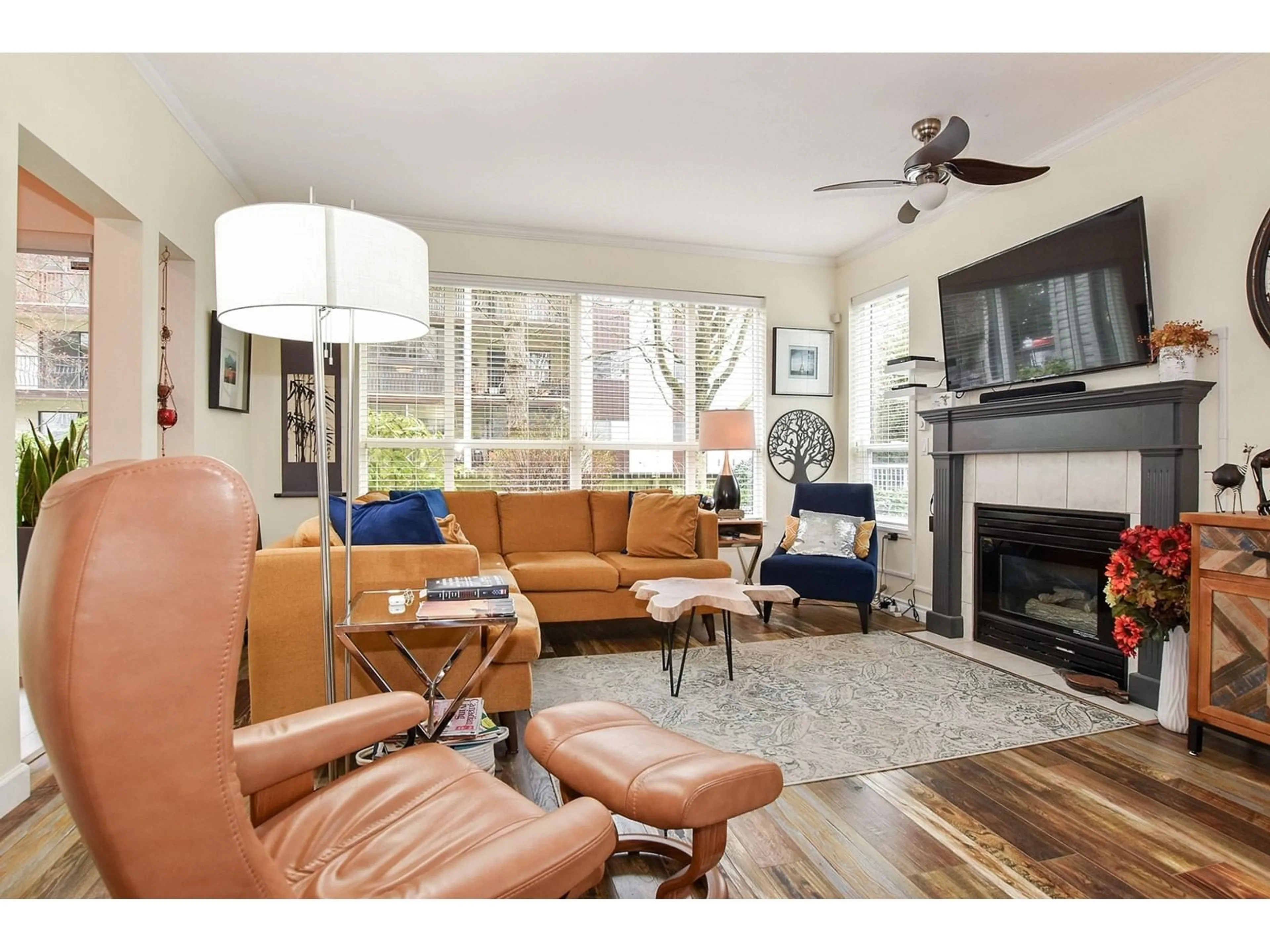 Living room with furniture, wood/laminate floor for 101 - 32120 MT WADDINGTON, Abbotsford British Columbia V2T2E8
