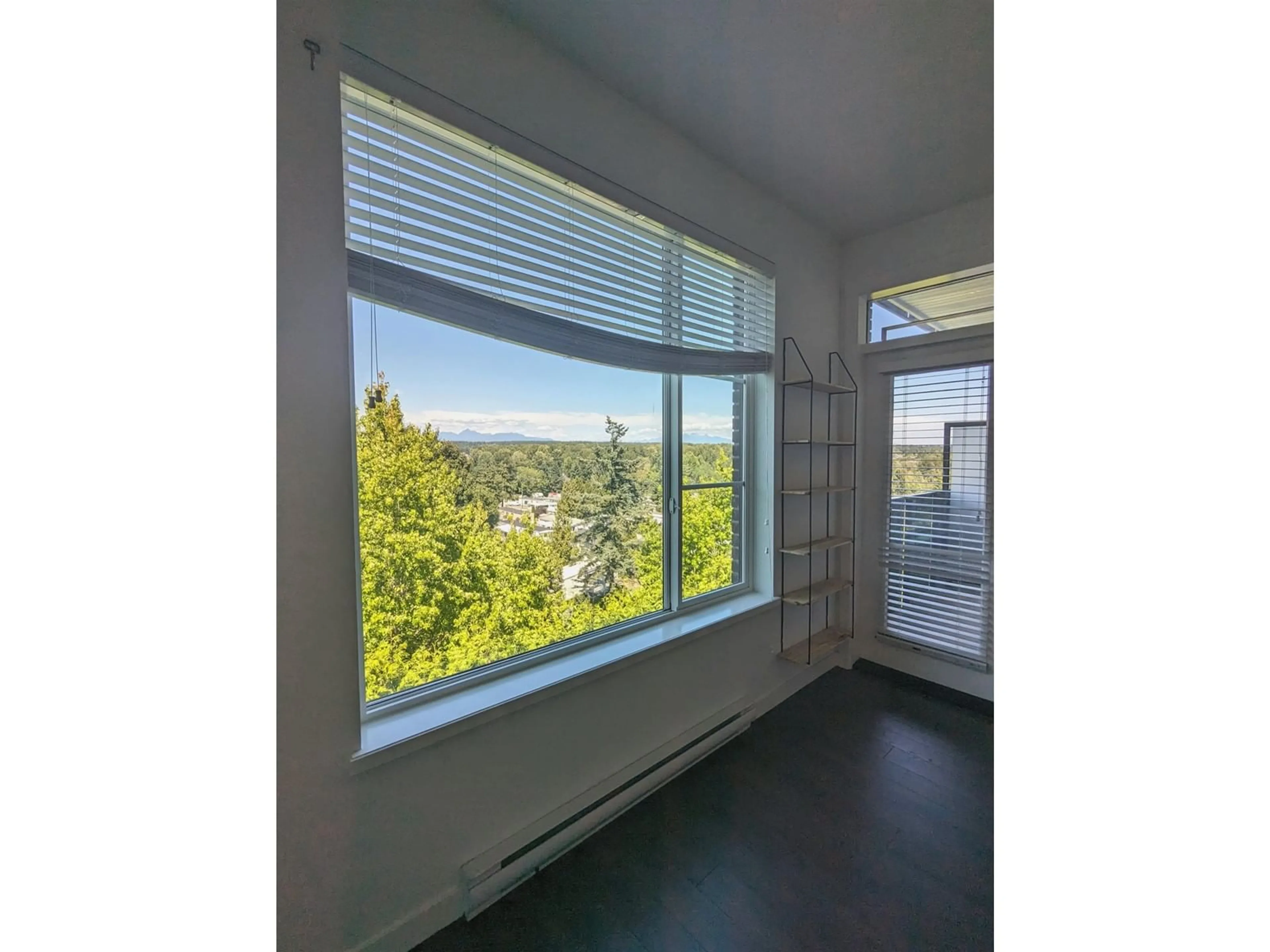 Indoor foyer for 410 13623 81A AVENUE, Surrey British Columbia V3W3N7