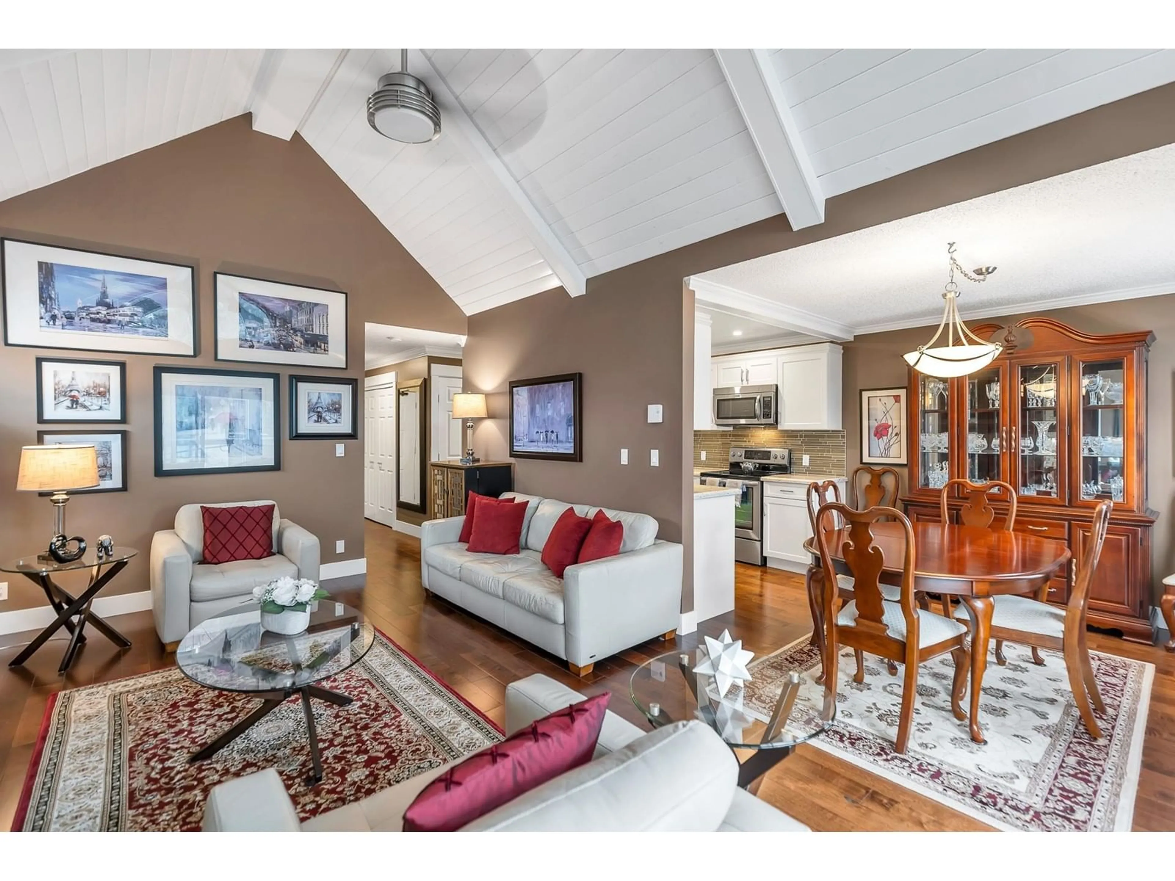 Living room with furniture, wood/laminate floor for 301 1473 BLACKWOOD STREET, White Rock British Columbia V4B3V6