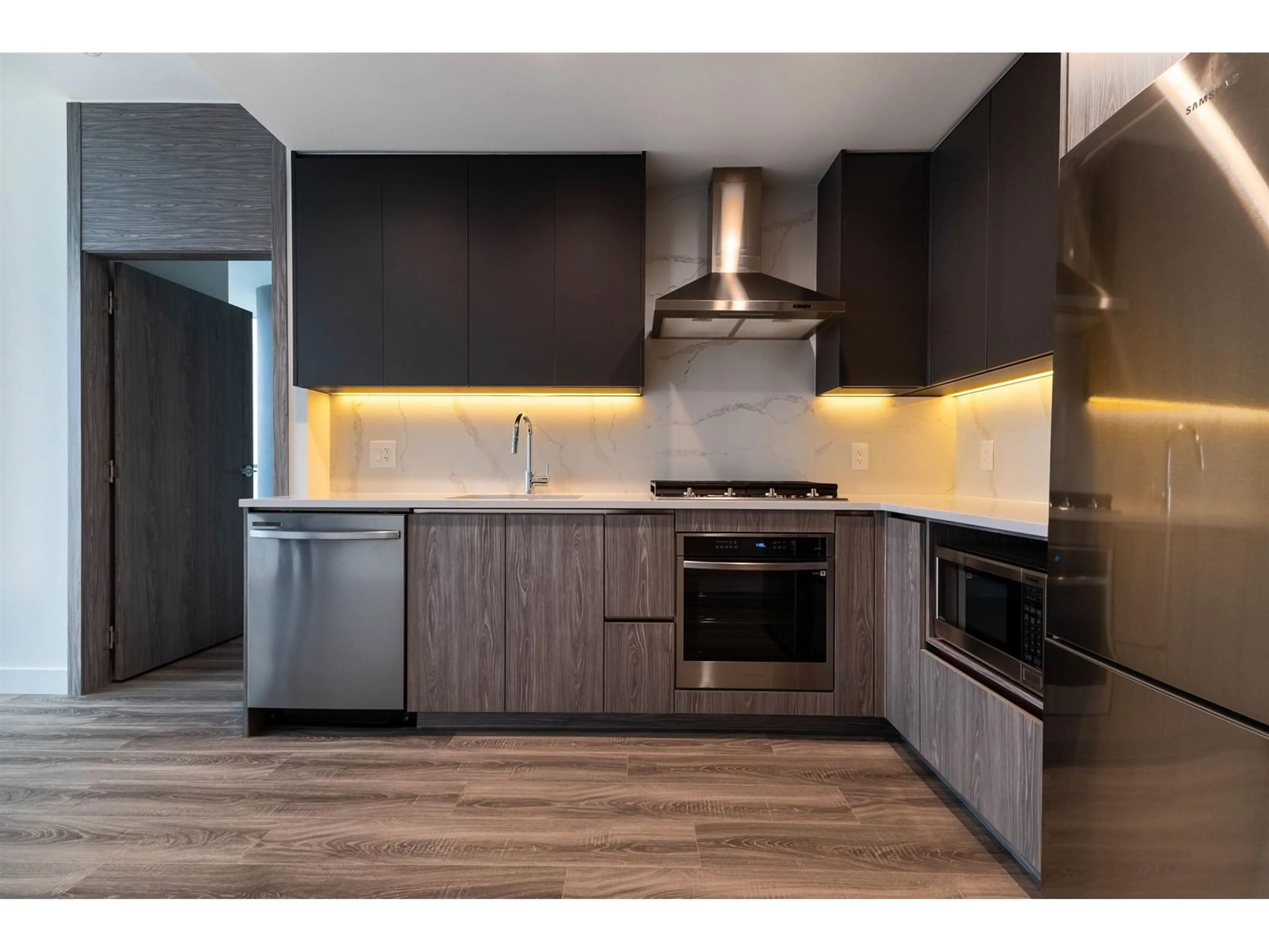 Open concept kitchen, wood/laminate floor for 2708 10750 135A STREET, Surrey British Columbia V3T0V4