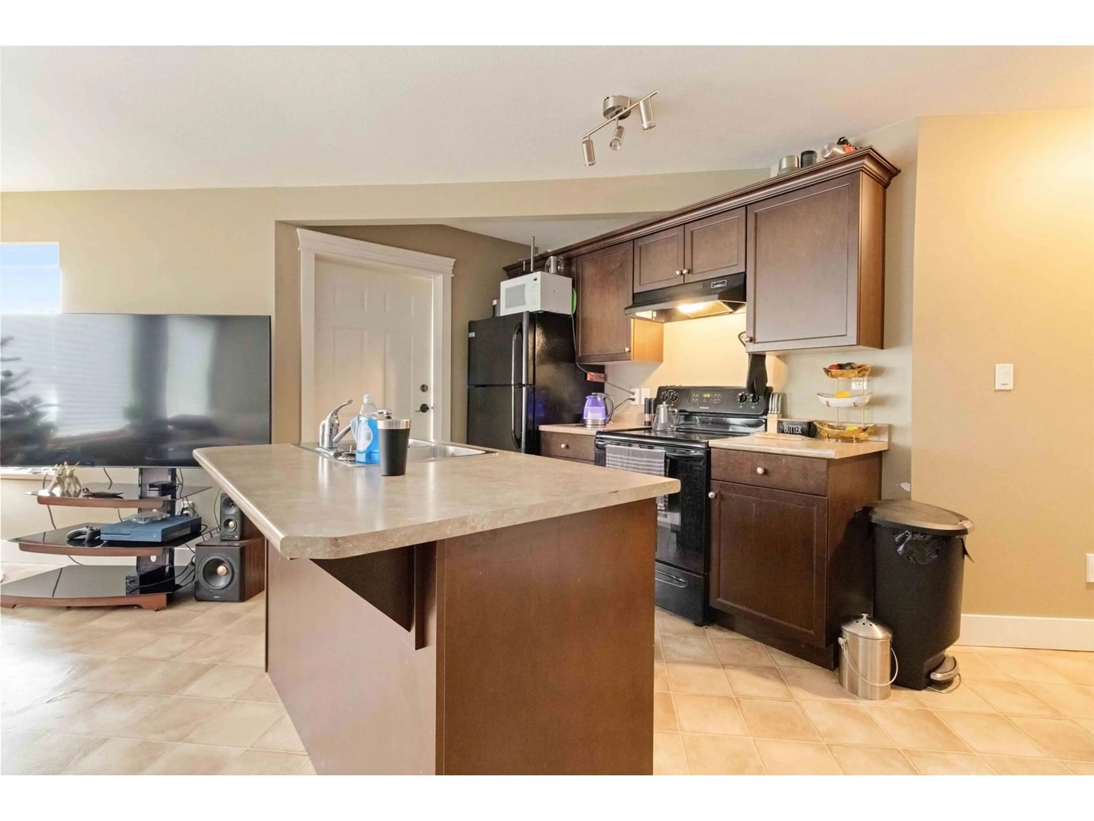 Open concept kitchen, unknown for 47213 SKYLINE DRIVE, Chilliwack British Columbia V2R0R4