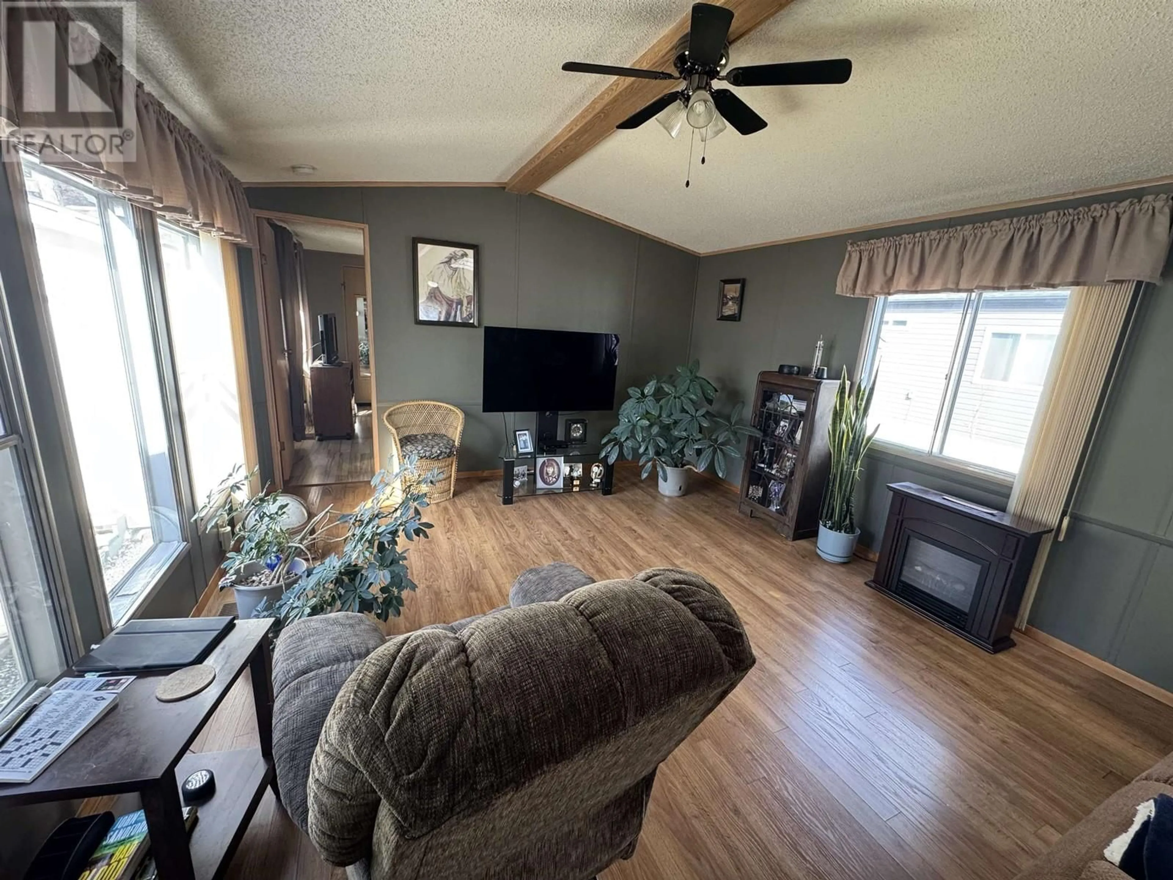 Living room with furniture, wood/laminate floor for 3 1700 BROADWAY AVENUE, Williams Lake British Columbia V2G2W5