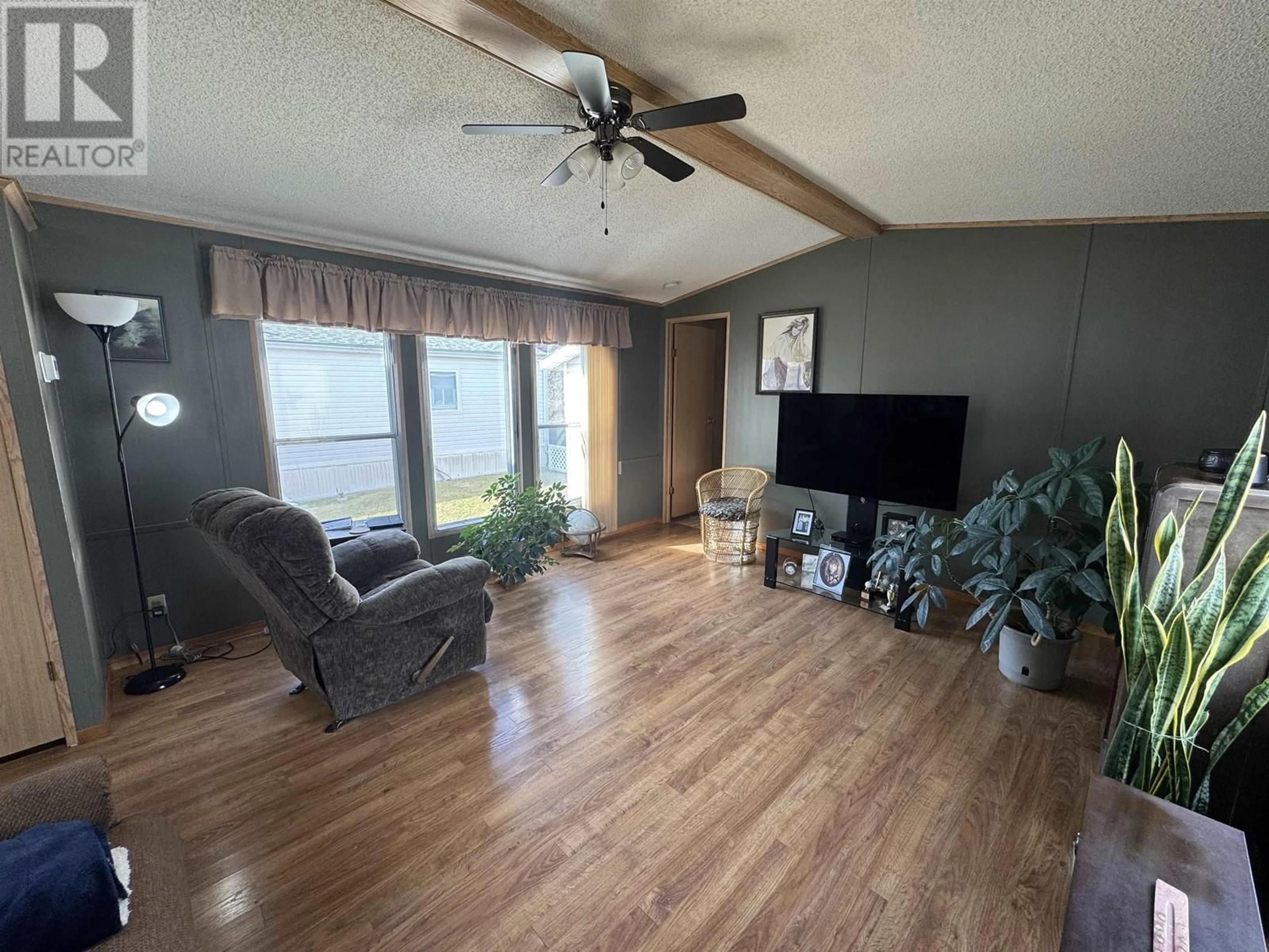 Living room with furniture, wood/laminate floor for 3 1700 BROADWAY AVENUE, Williams Lake British Columbia V2G2W5