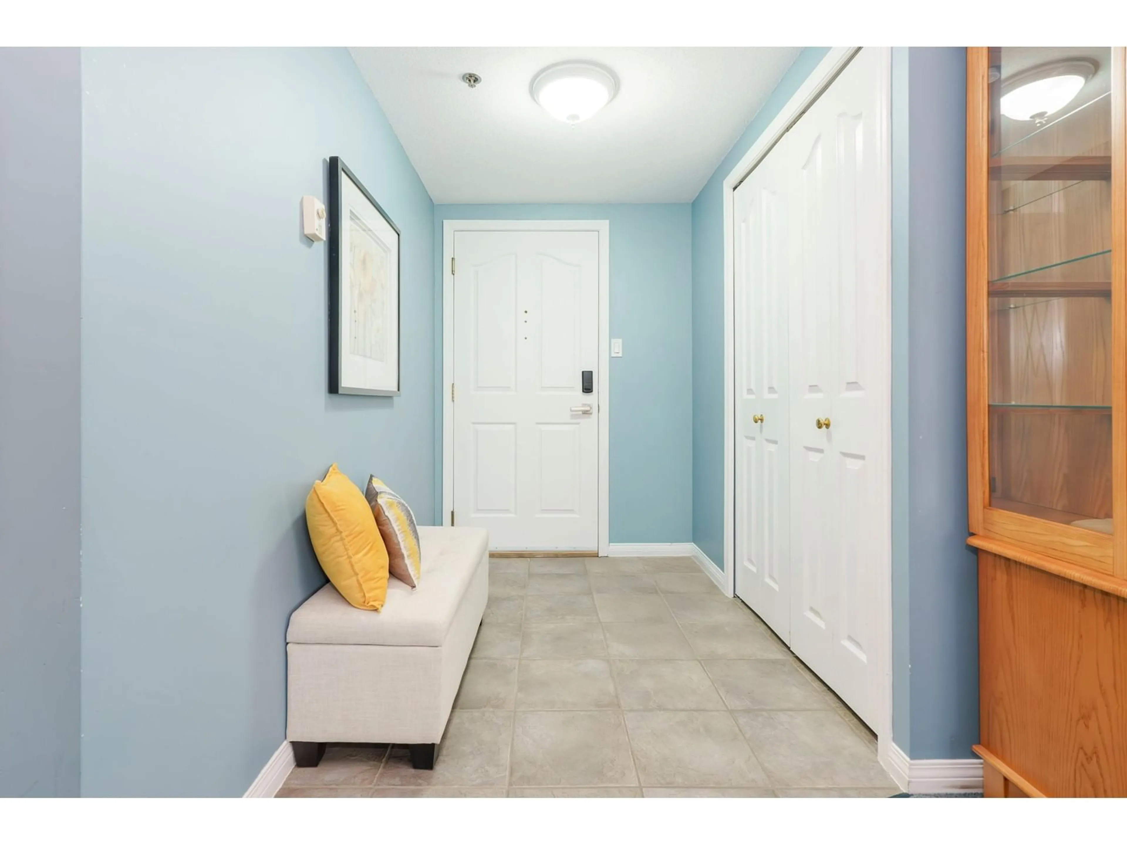 Indoor entryway for 802 - 32440 SIMON, Abbotsford British Columbia V2T5R3