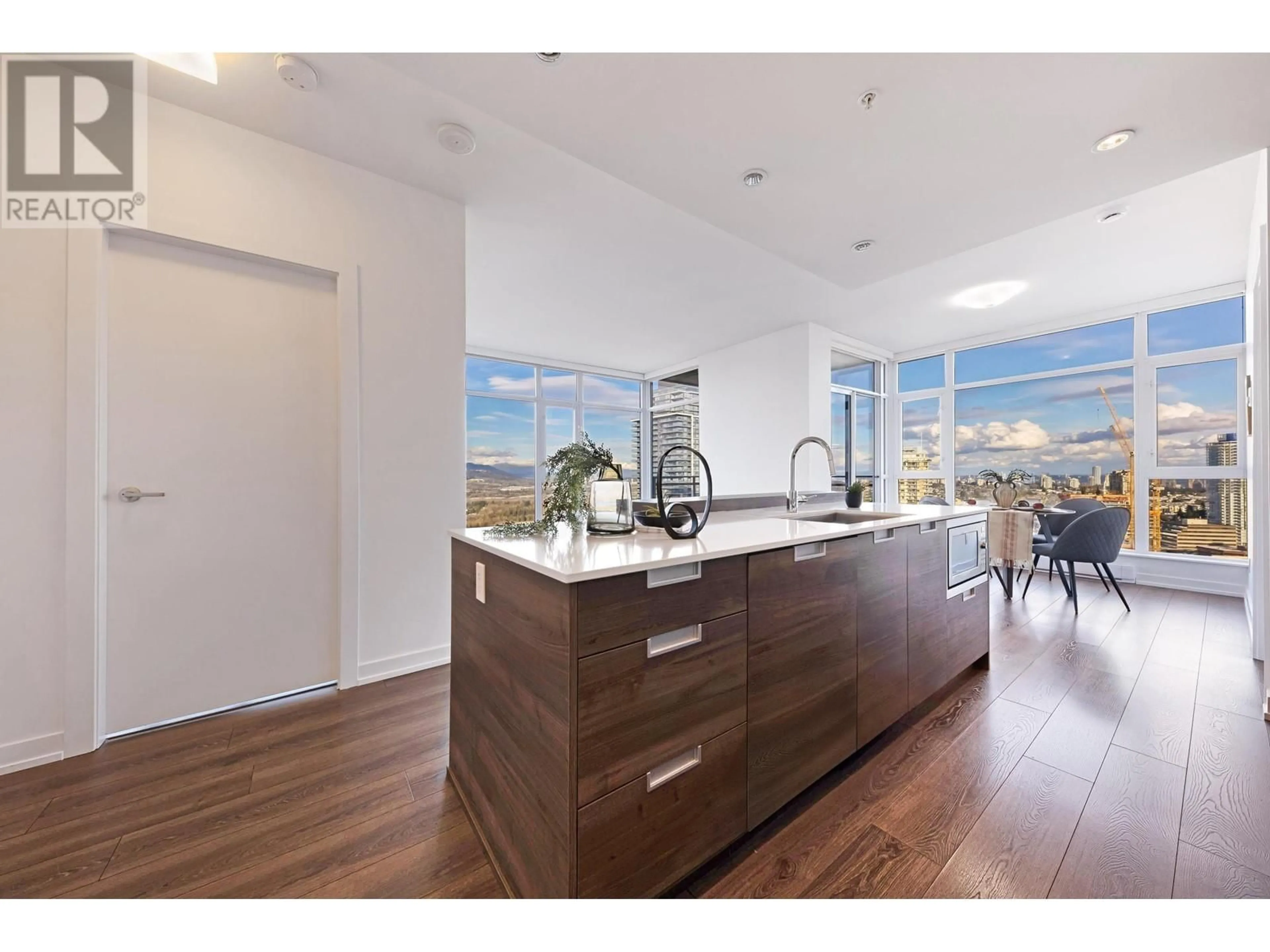 Open concept kitchen, wood/laminate floor for 3007 - 4688 KINGSWAY, Burnaby British Columbia V5H0E9
