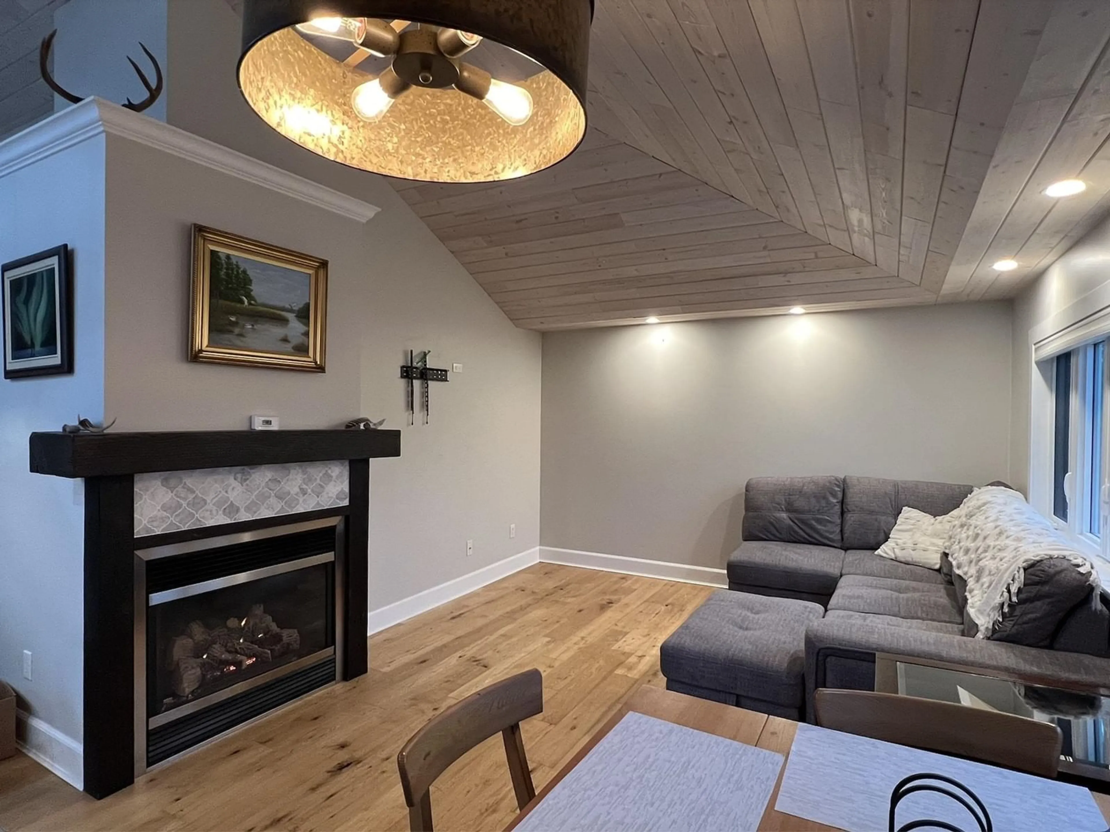 Living room with furniture, wood/laminate floor for 41932 KIRK AVENUE|Yarrow, Yarrow British Columbia V2R5E8