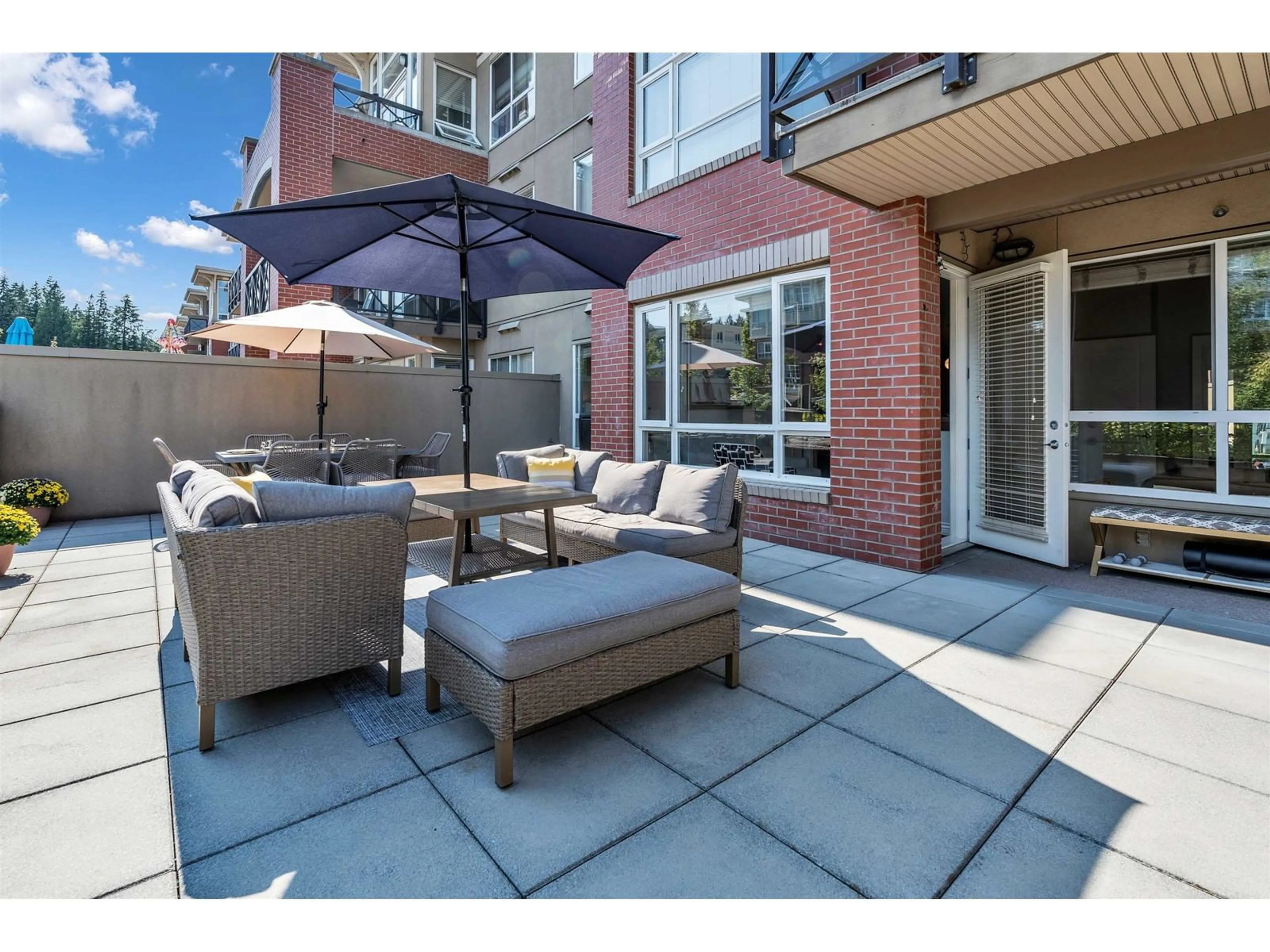 Patio, street for 223 2970 KING GEORGE BOULEVARD, Surrey British Columbia V4P0E6