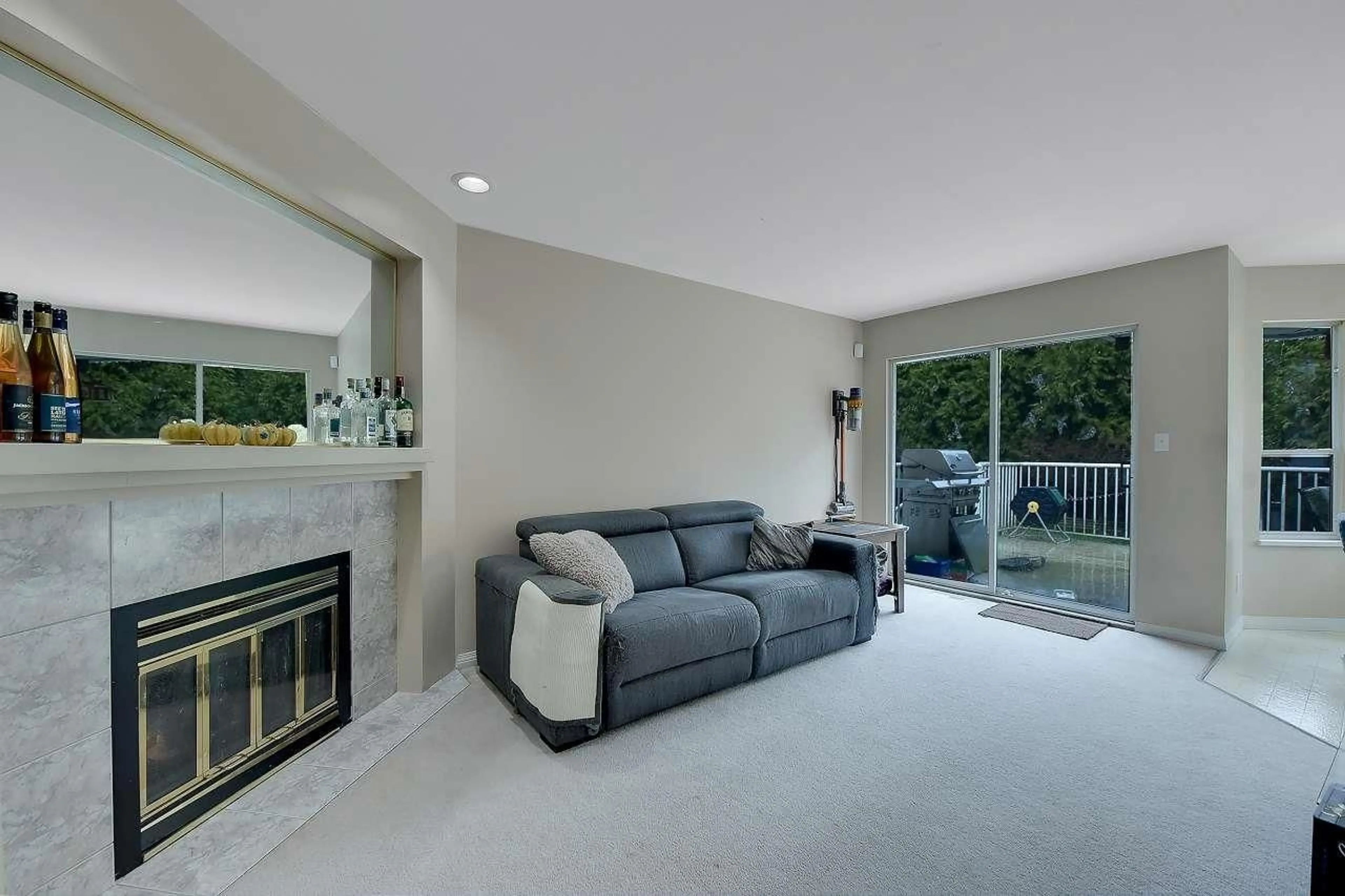 Living room with furniture, unknown for 17161 57, Surrey British Columbia V3W2V7