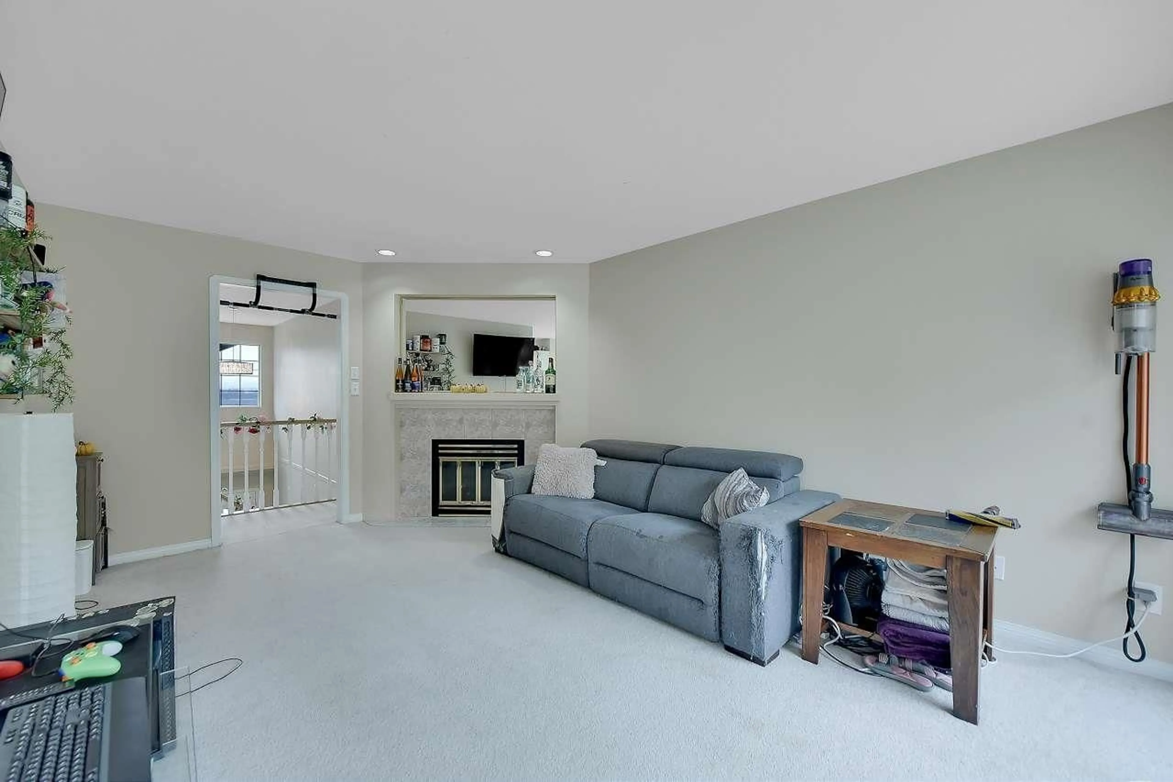 Living room with furniture, unknown for 17161 57, Surrey British Columbia V3W2V7