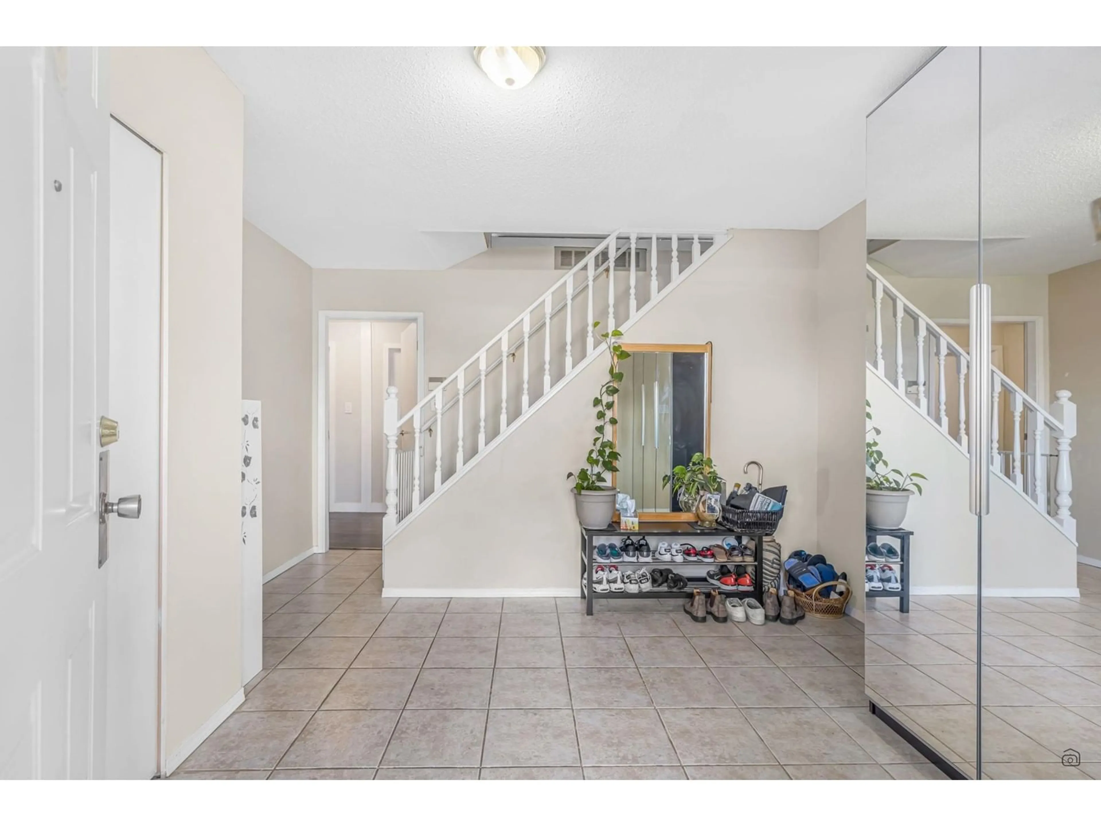 Indoor entryway for 13980 113, Surrey British Columbia V3R2J5