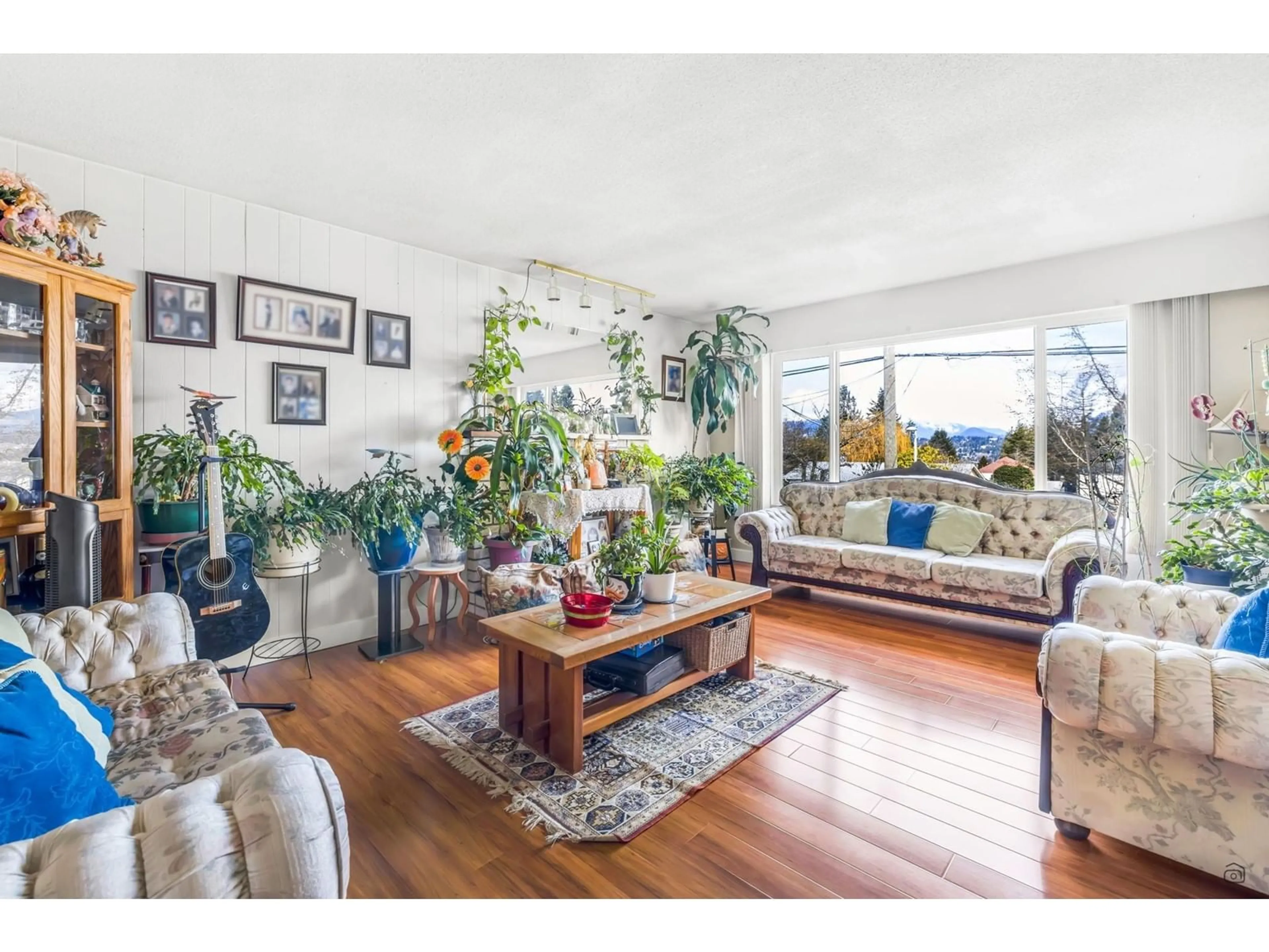 Living room with furniture, wood/laminate floor for 13980 113, Surrey British Columbia V3R2J5