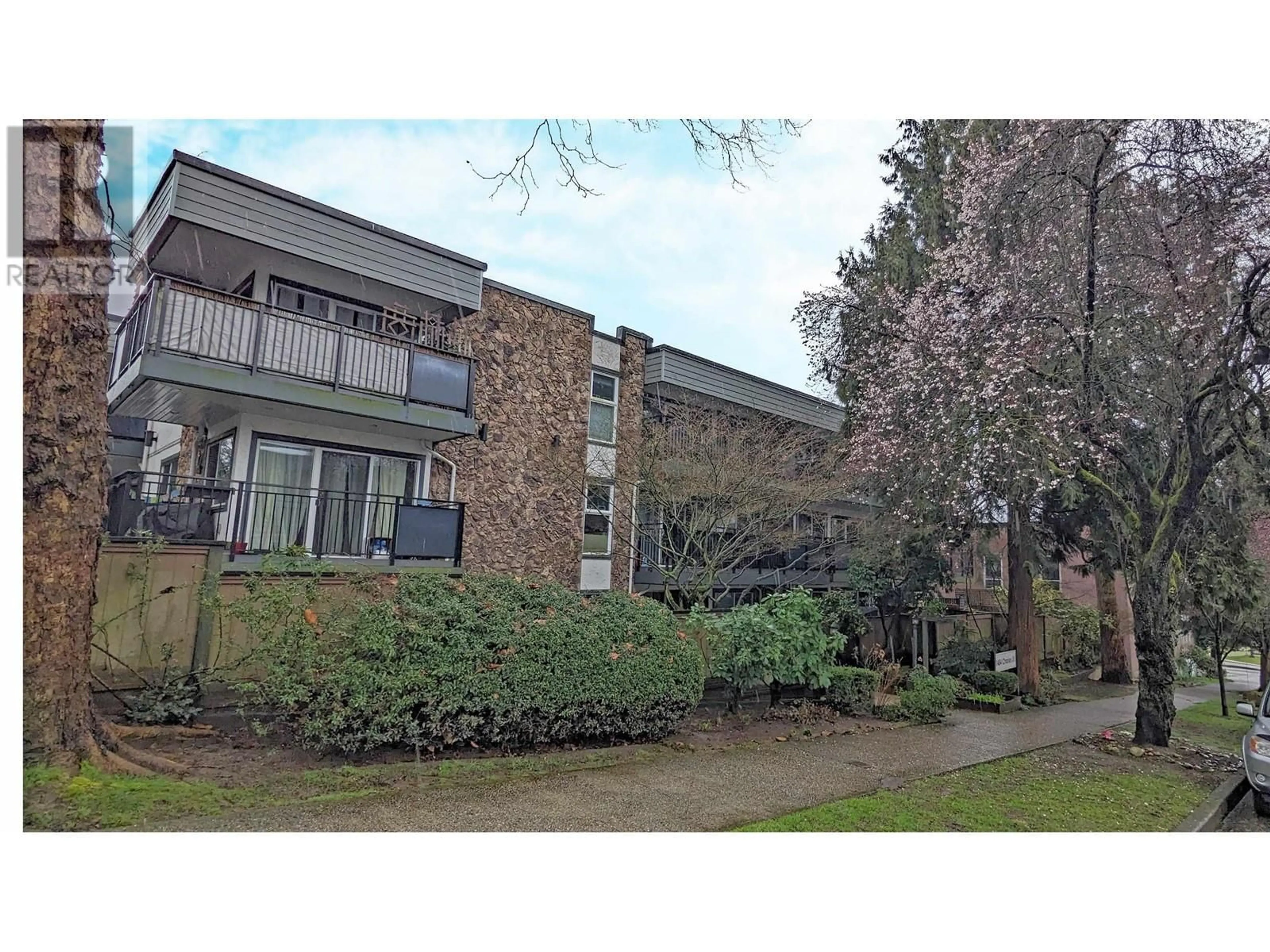 A pic from outside/outdoor area/front of a property/back of a property/a pic from drone, building for 204 1484 CHARLES STREET, Vancouver British Columbia V5L2S8