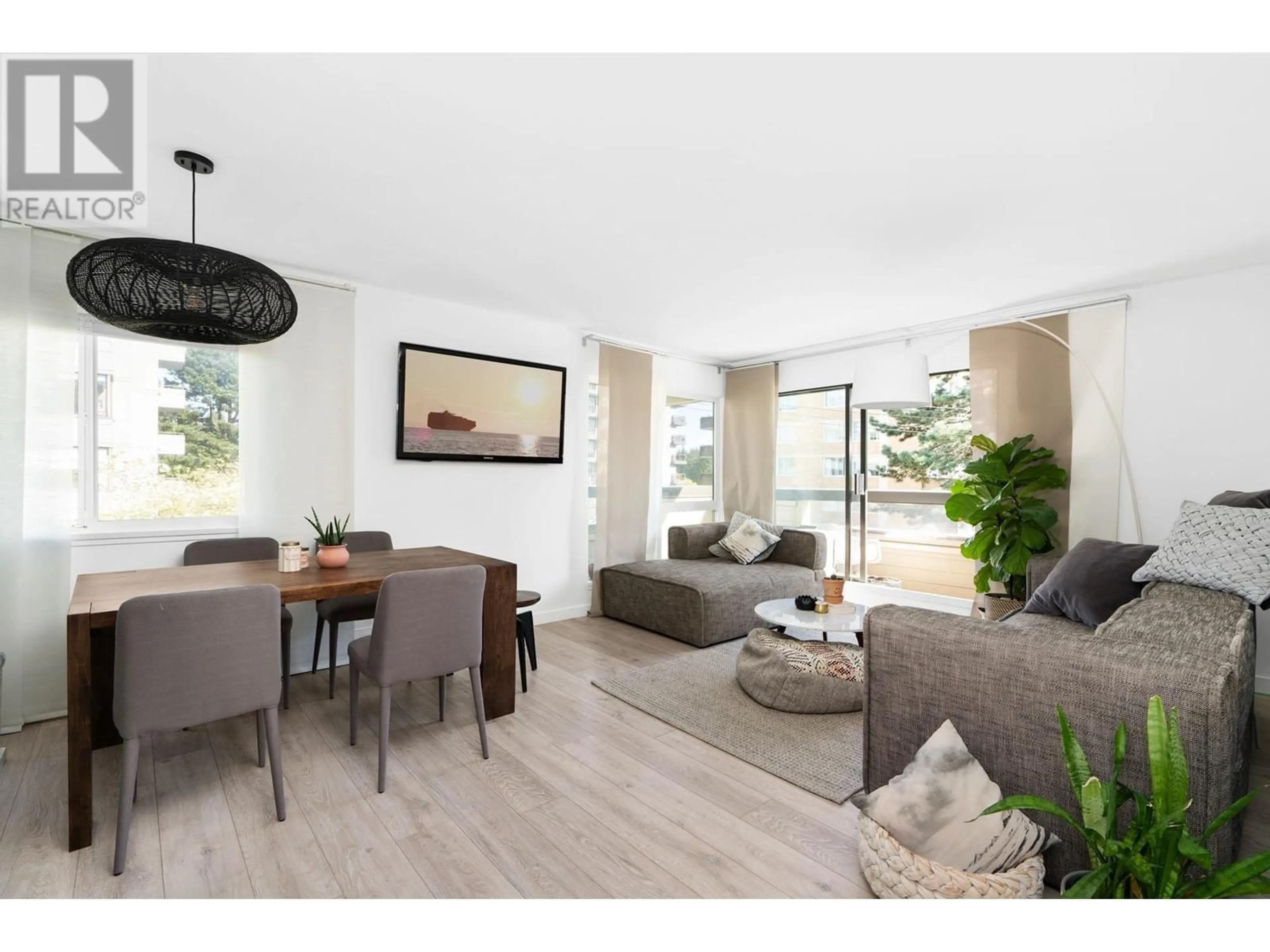 Living room with furniture, wood/laminate floor for 311 1363 CLYDE AVENUE, West Vancouver British Columbia V7T2W9