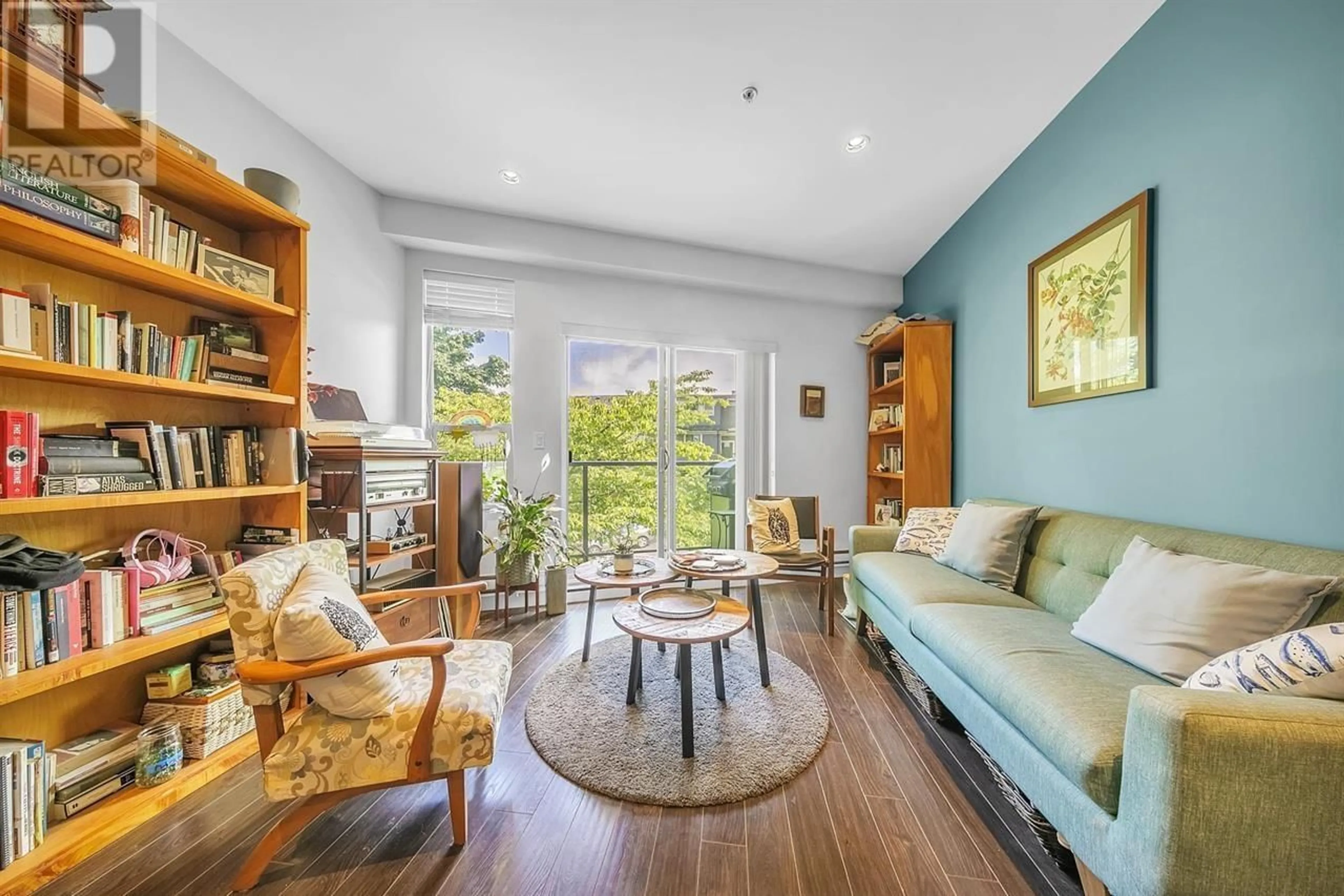 Living room with furniture, wood/laminate floor for 2128 ETON STREET, Vancouver British Columbia V5L1C7