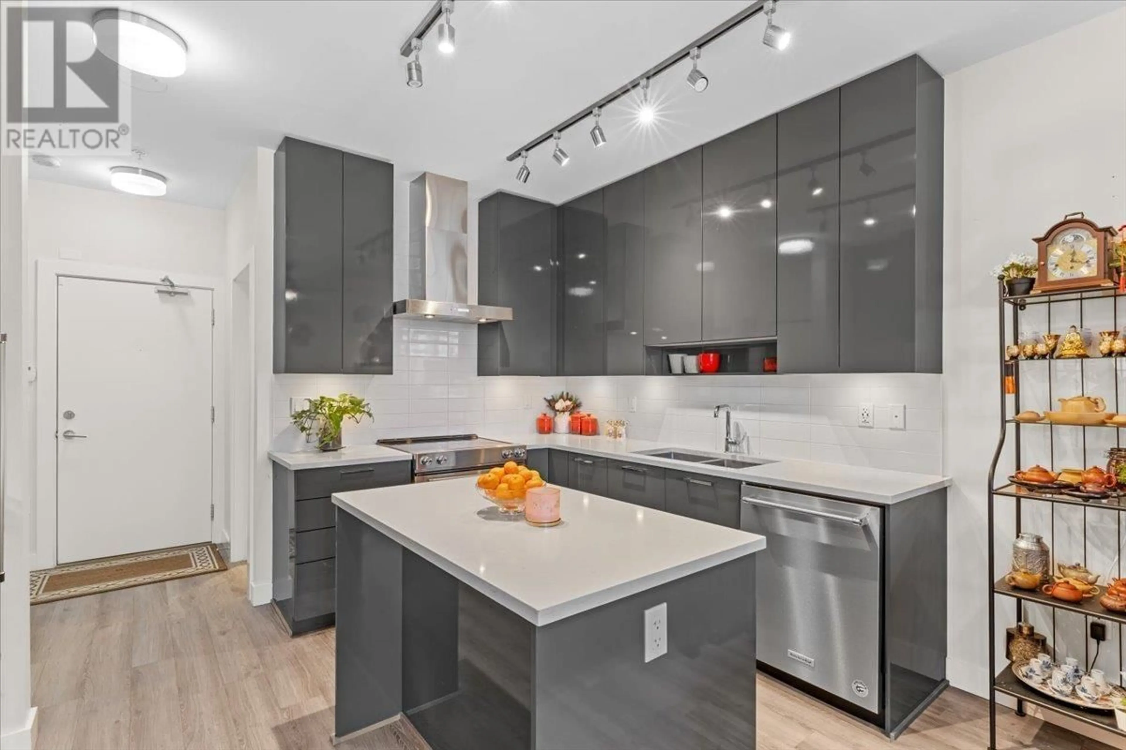 Contemporary kitchen, unknown for 108 - 1728 GILMORE AVENUE, Burnaby British Columbia V5C0L3