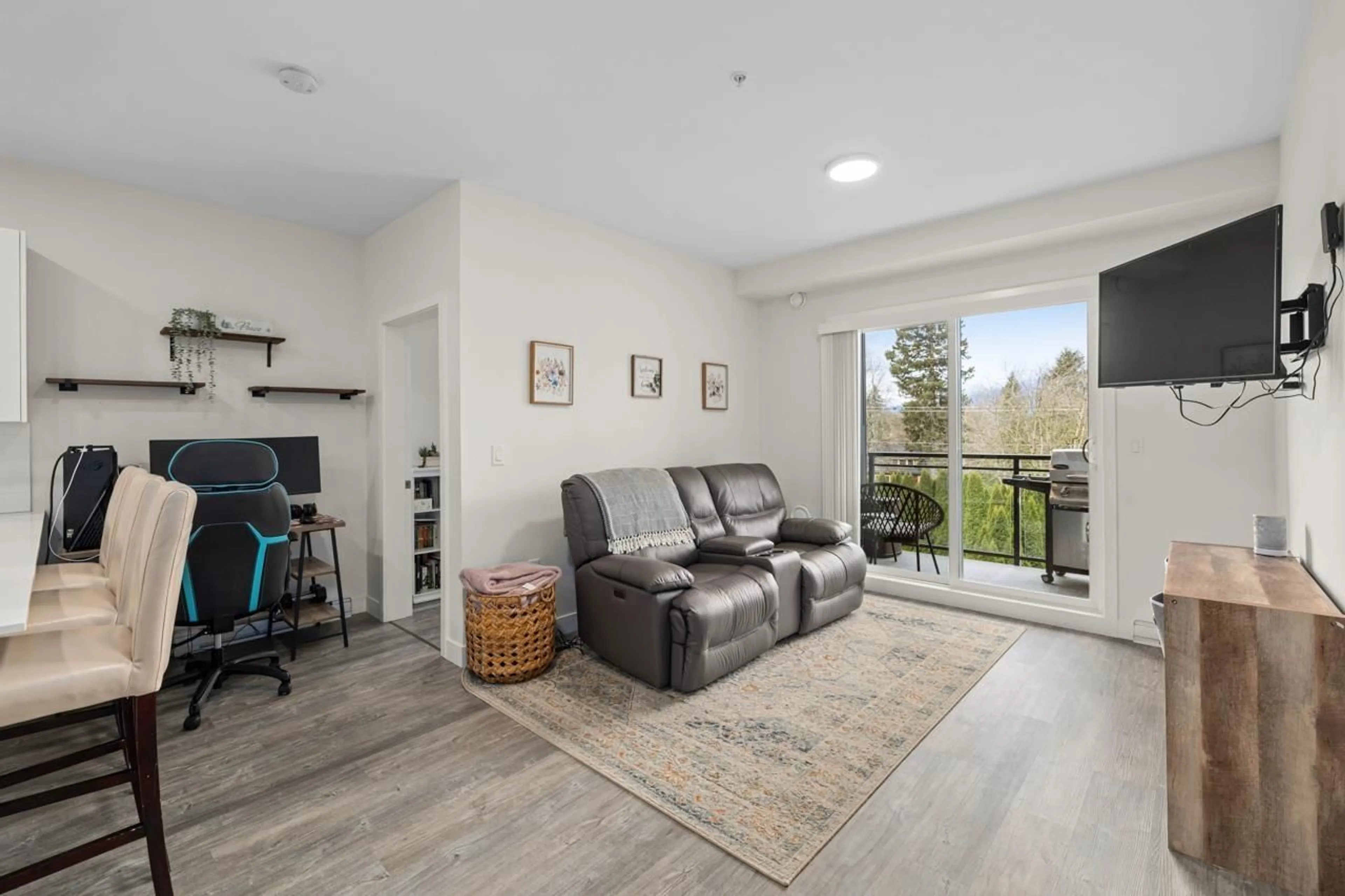 Living room with furniture, wood/laminate floor for 309 9450 ROBSON STREET|Chilliwack Proper, Chilliwack British Columbia V2P0L7