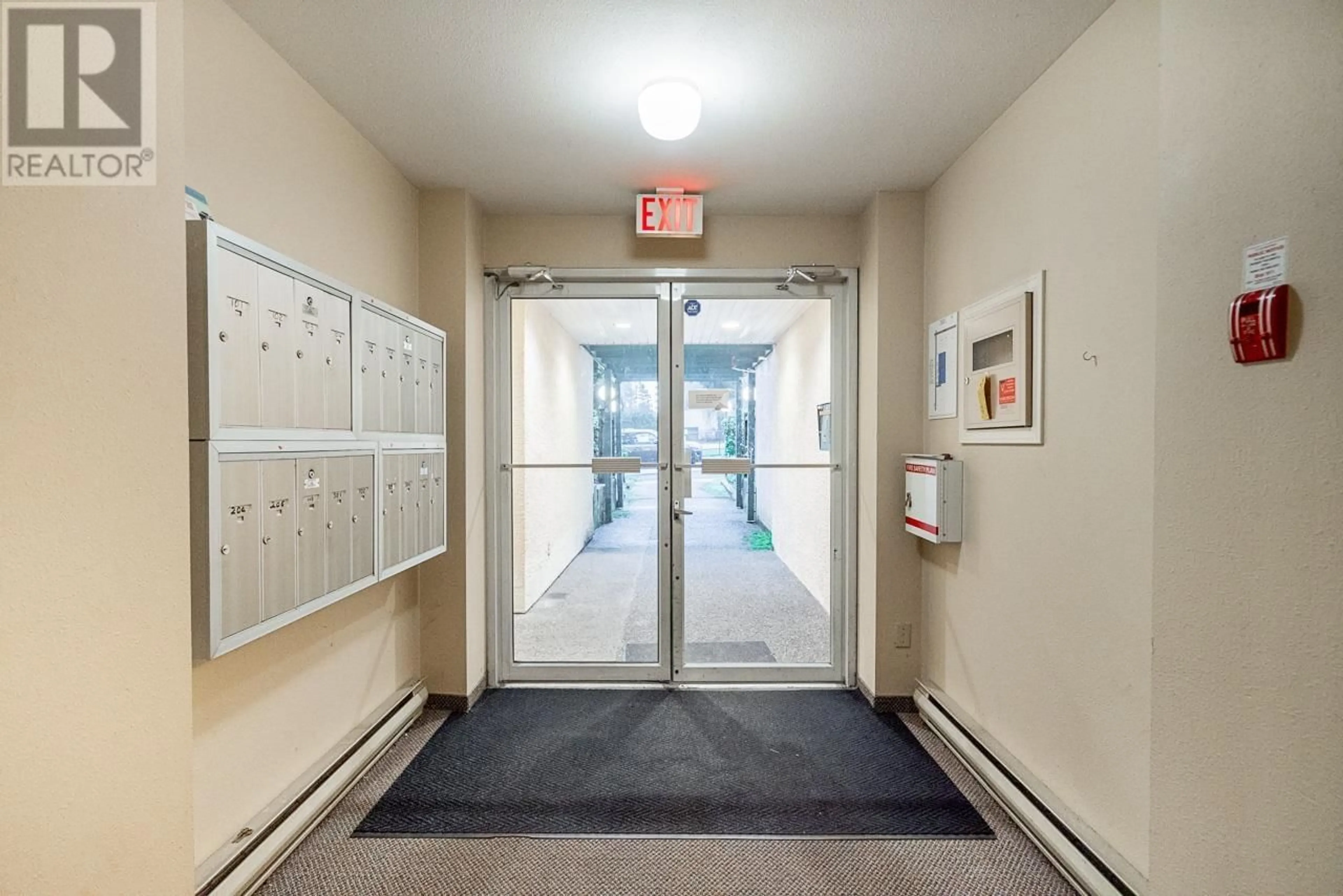 Indoor foyer for 306 - 5663 INMAN AVENUE, Burnaby British Columbia V5H2M2