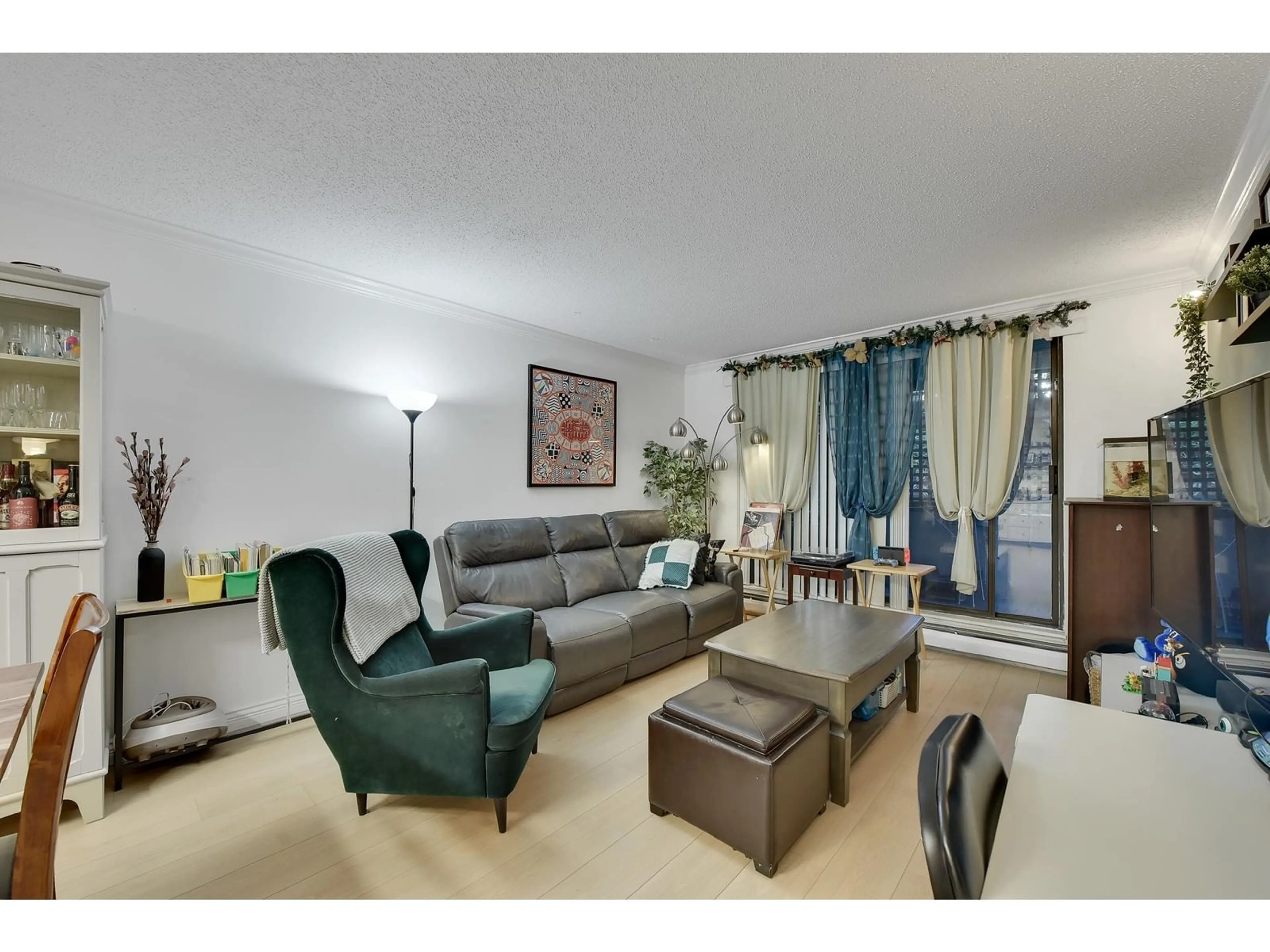 Living room with furniture, unknown for 6 - 10698 151A, Surrey British Columbia V3R8T5