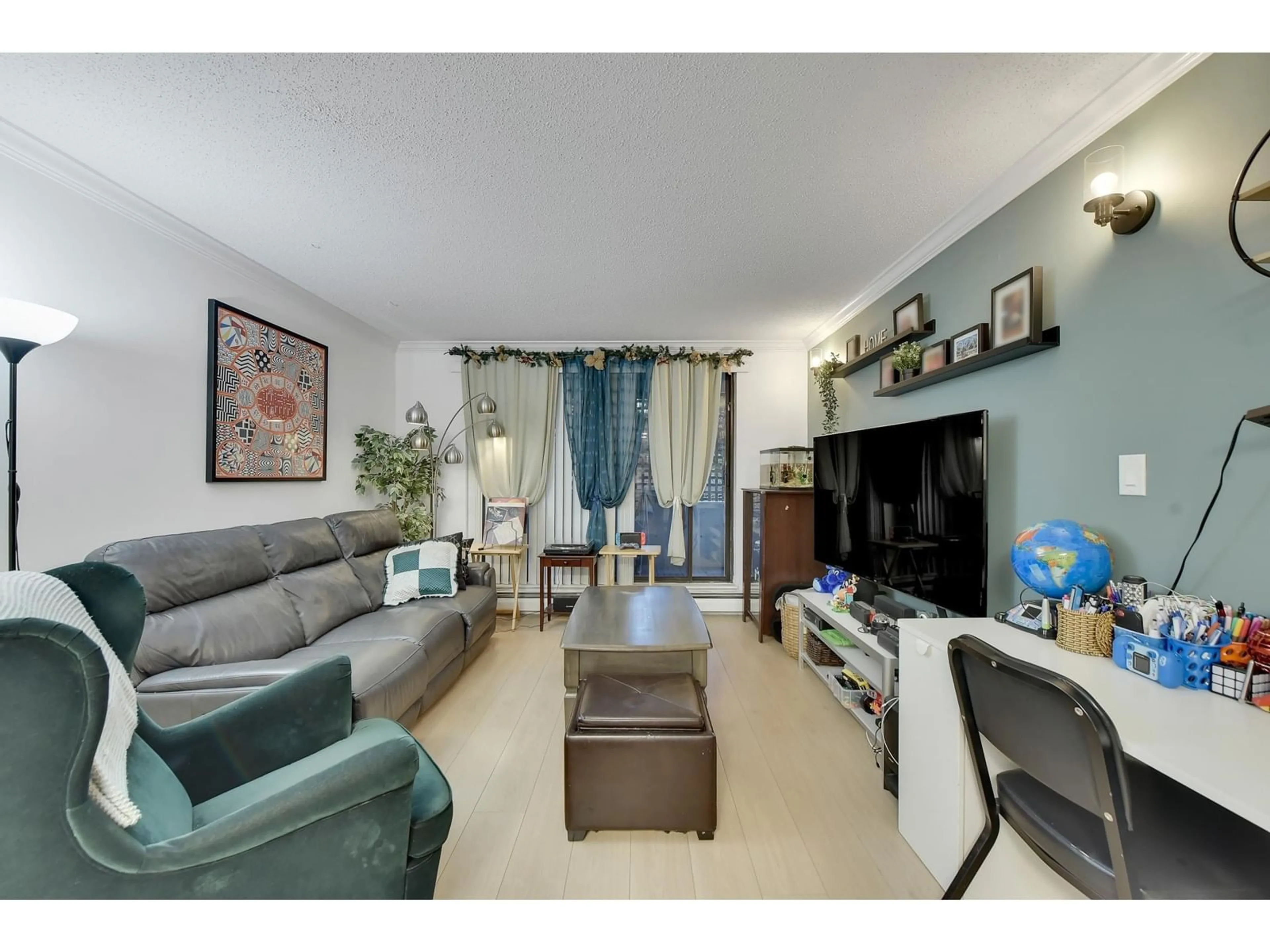 Living room with furniture, unknown for 6 - 10698 151A, Surrey British Columbia V3R8T5