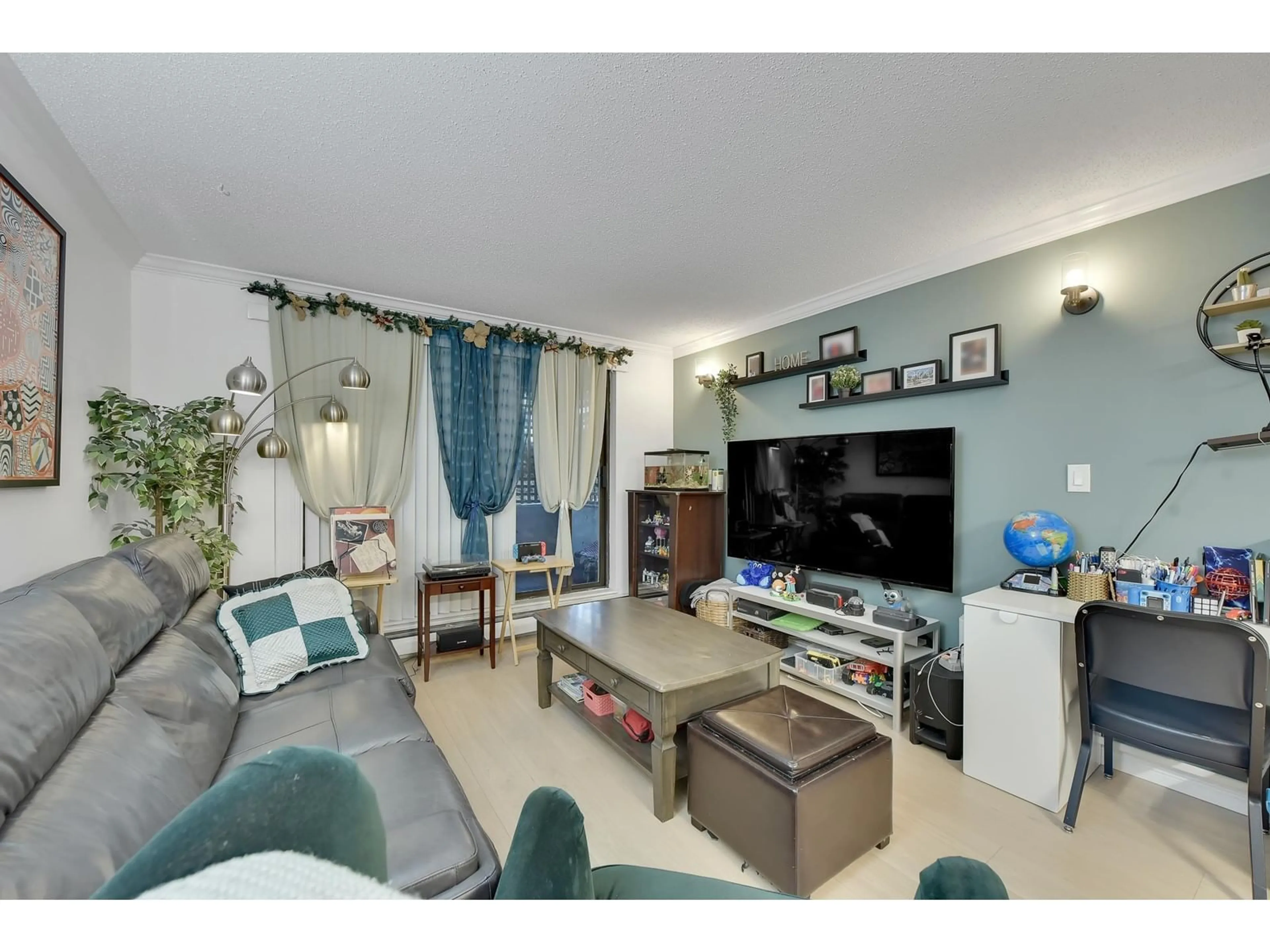Living room with furniture, unknown for 6 - 10698 151A, Surrey British Columbia V3R8T5