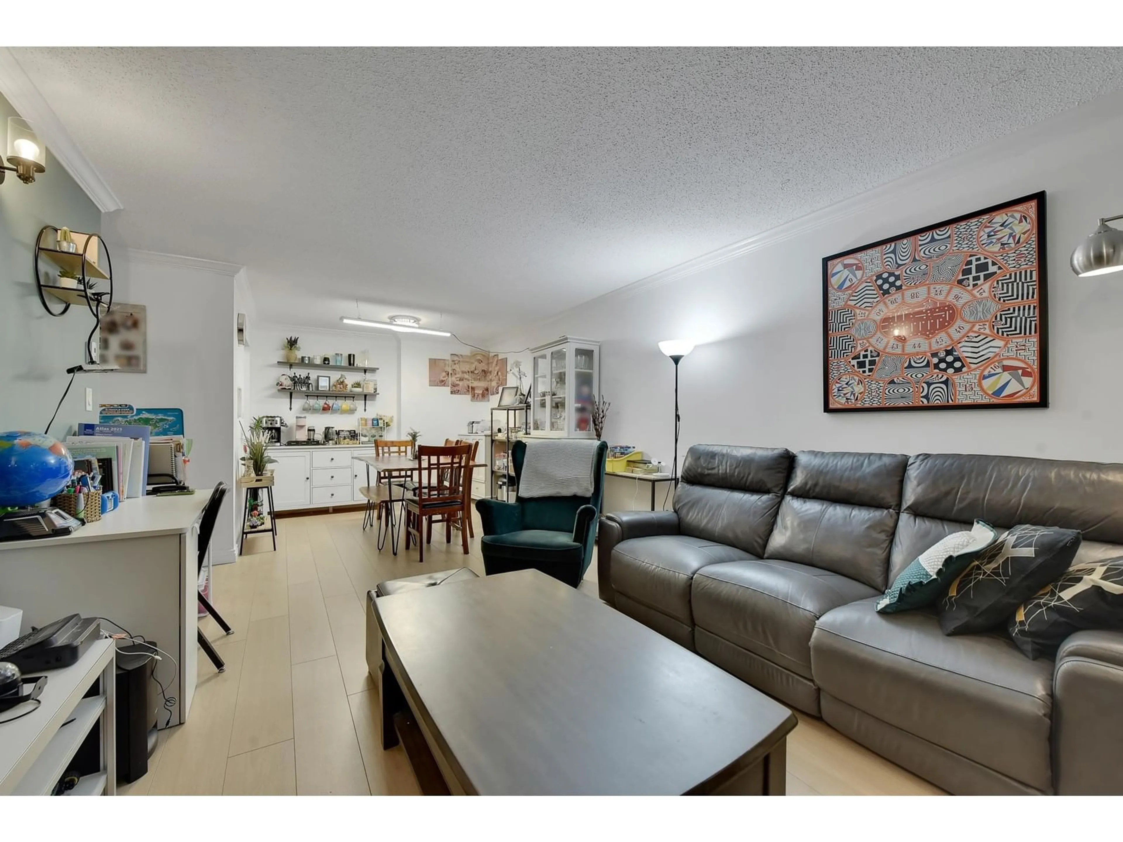 Living room with furniture, unknown for 6 - 10698 151A, Surrey British Columbia V3R8T5