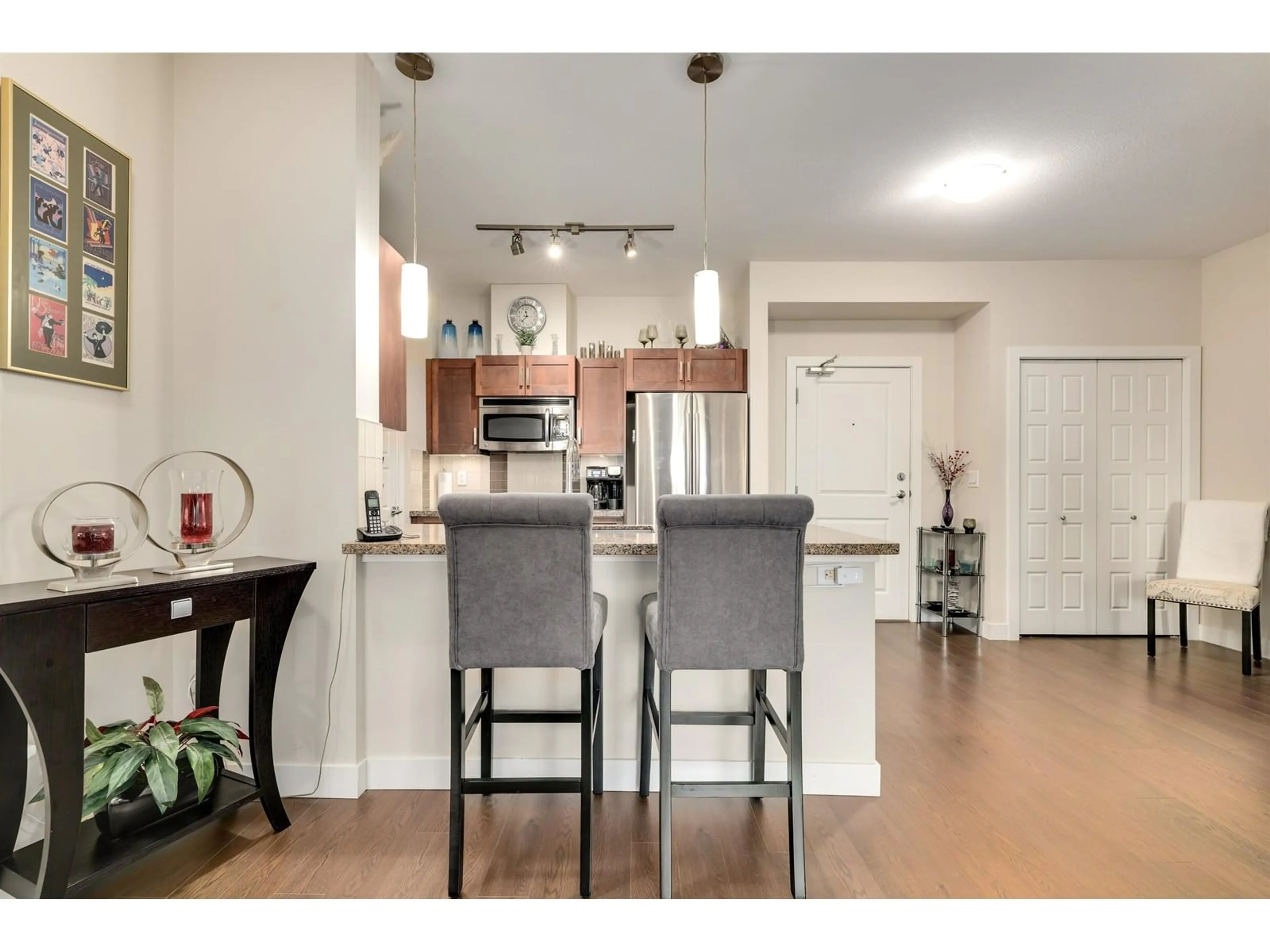 Open concept kitchen, wood/laminate floor for 406 - 20058 FRASER, Langley British Columbia V3A0E5