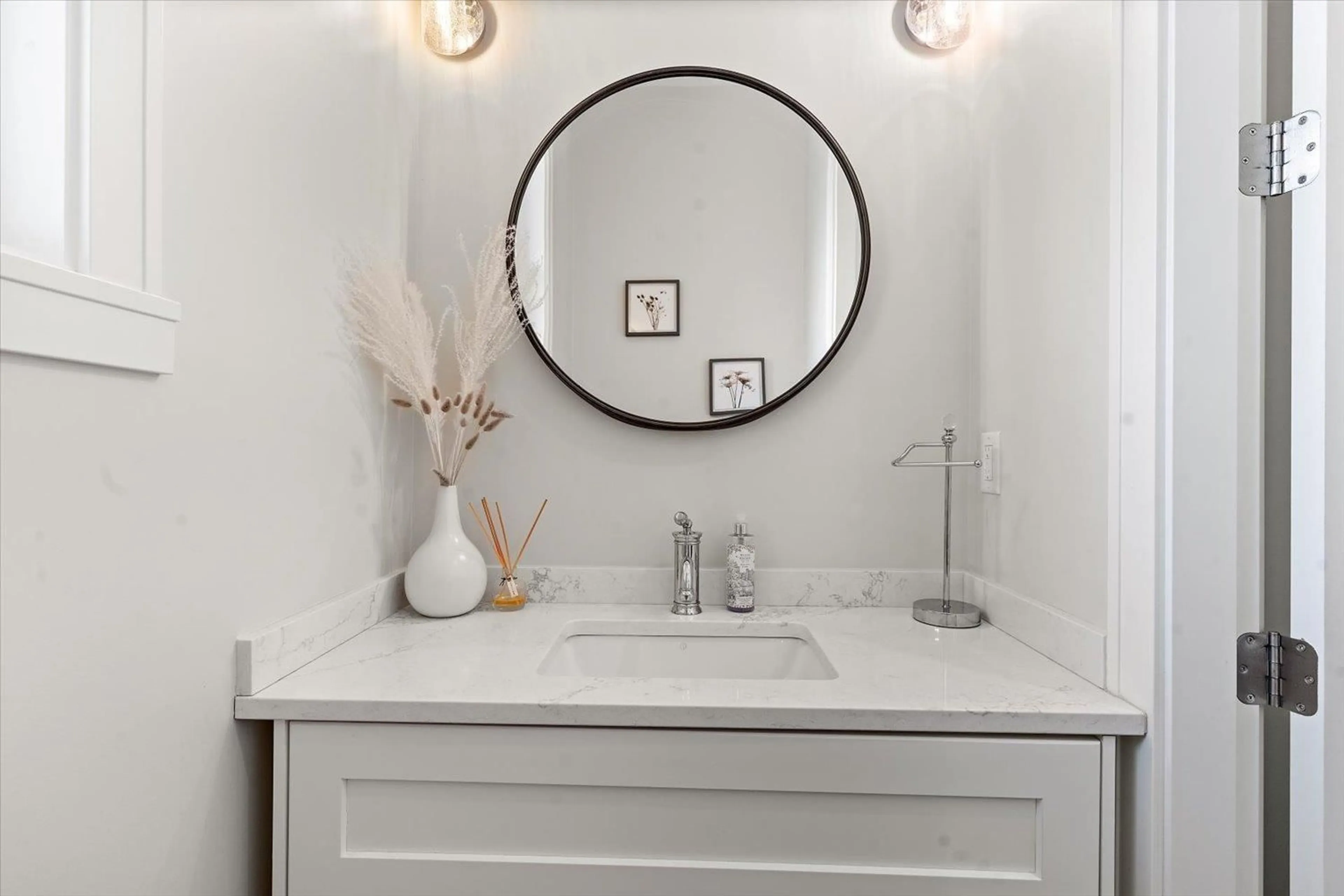 Contemporary bathroom, ceramic/tile floor for 4491 BENCH ROAD, Chilliwack British Columbia V4Z1G1