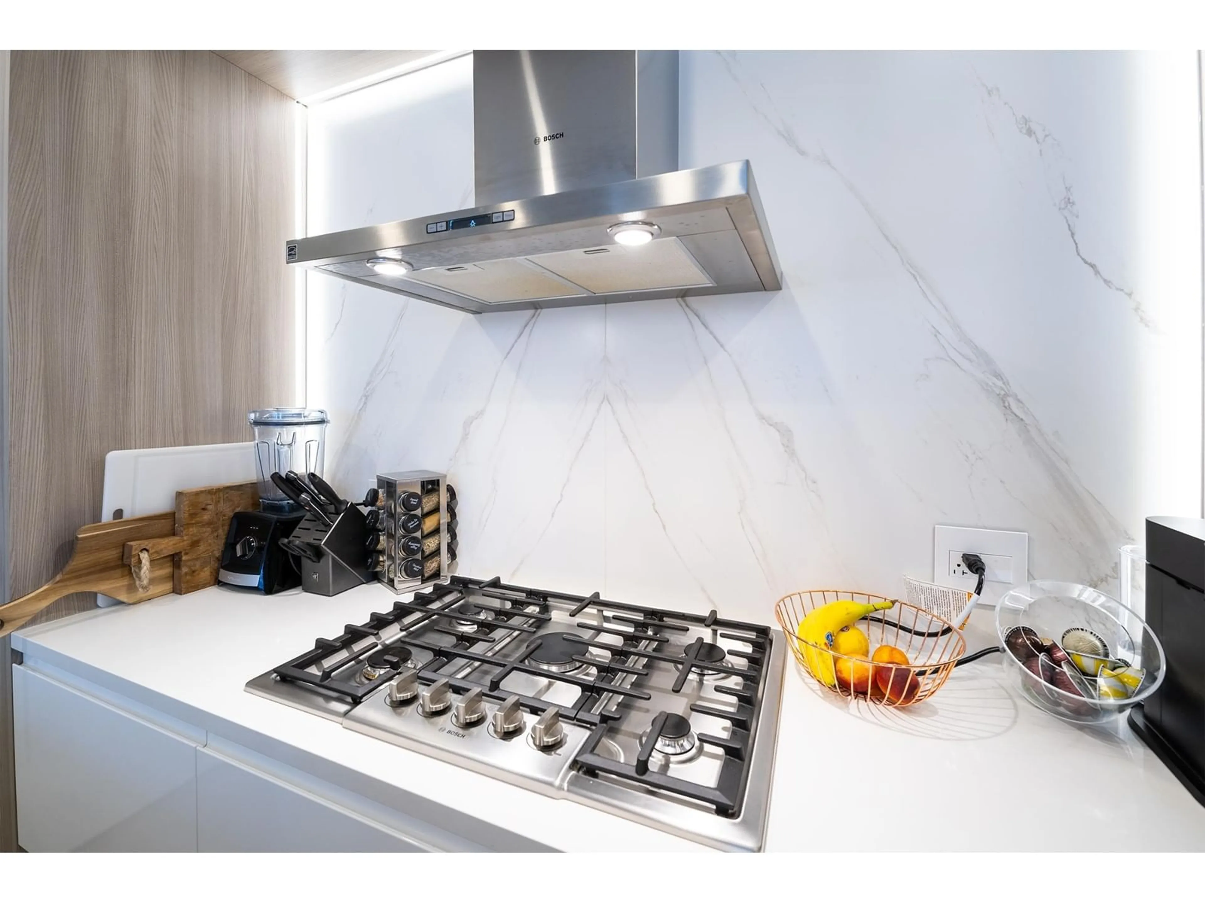 Contemporary kitchen, ceramic/tile floor for 805 - 15165 THRIFT, White Rock British Columbia V4B0C1