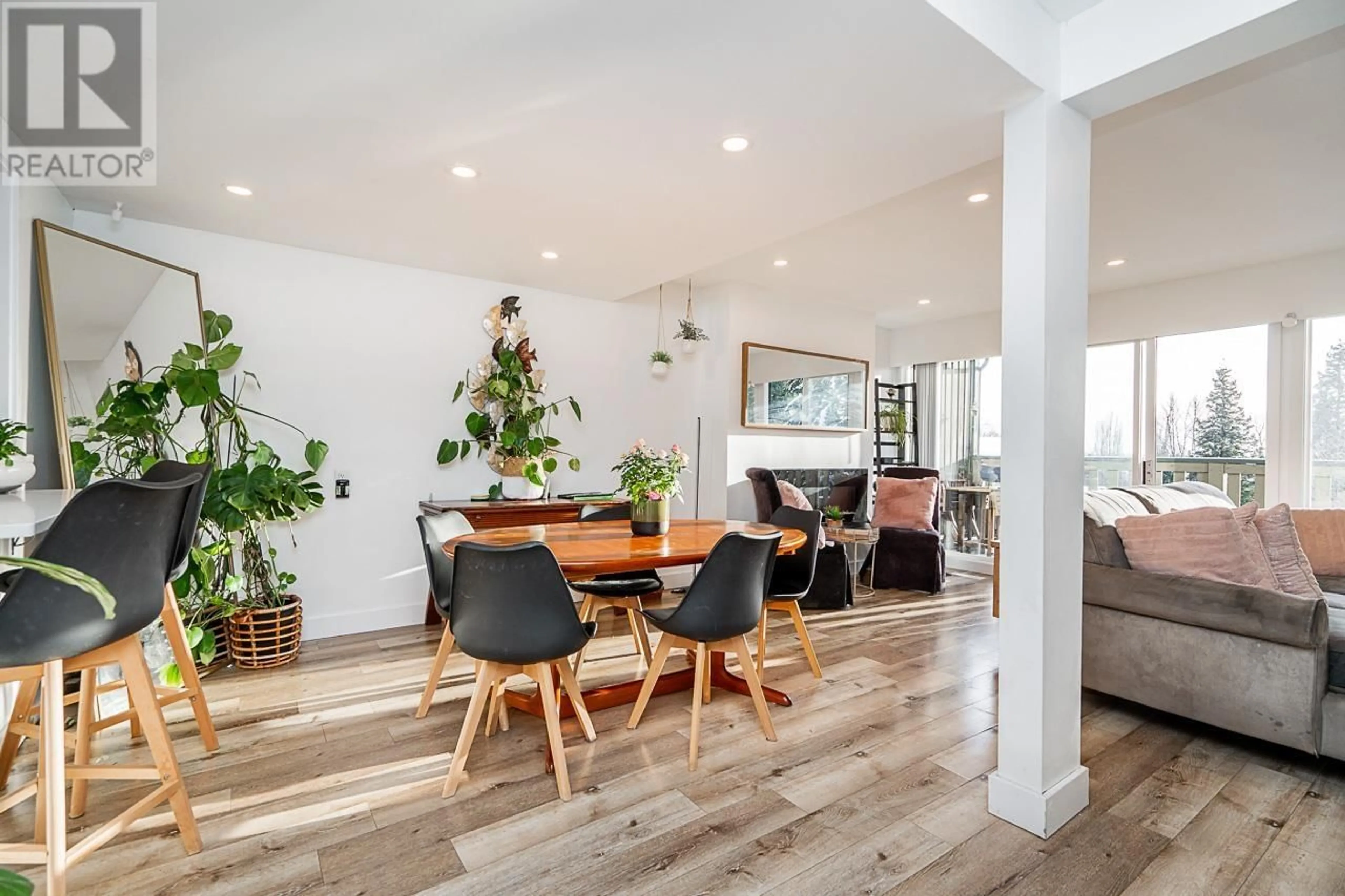 Dining room, wood/laminate floor for 1014 LILLOOET ROAD, North Vancouver British Columbia V7J2H8