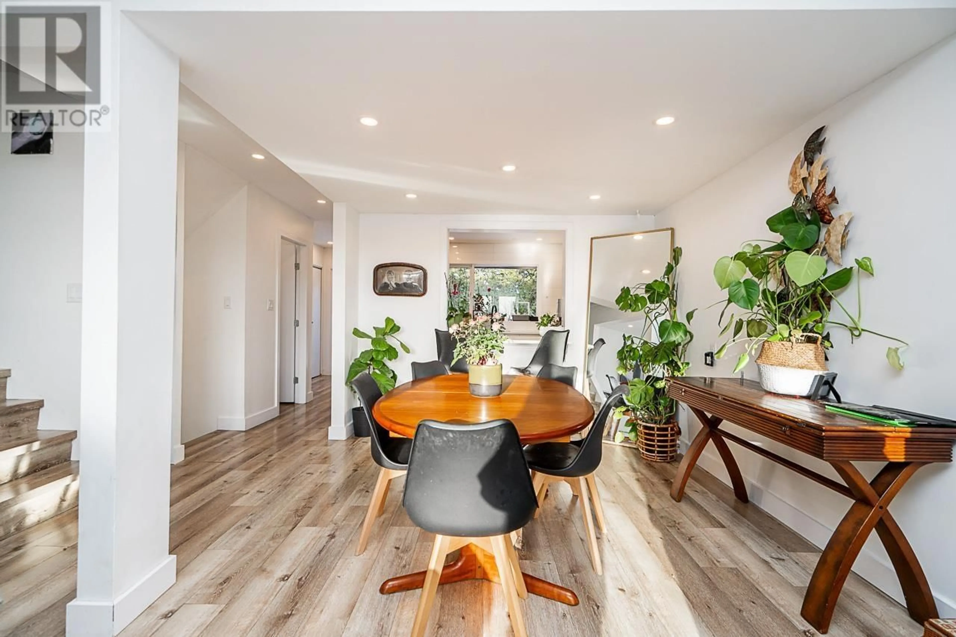 Dining room, wood/laminate floor for 1014 LILLOOET ROAD, North Vancouver British Columbia V7J2H8