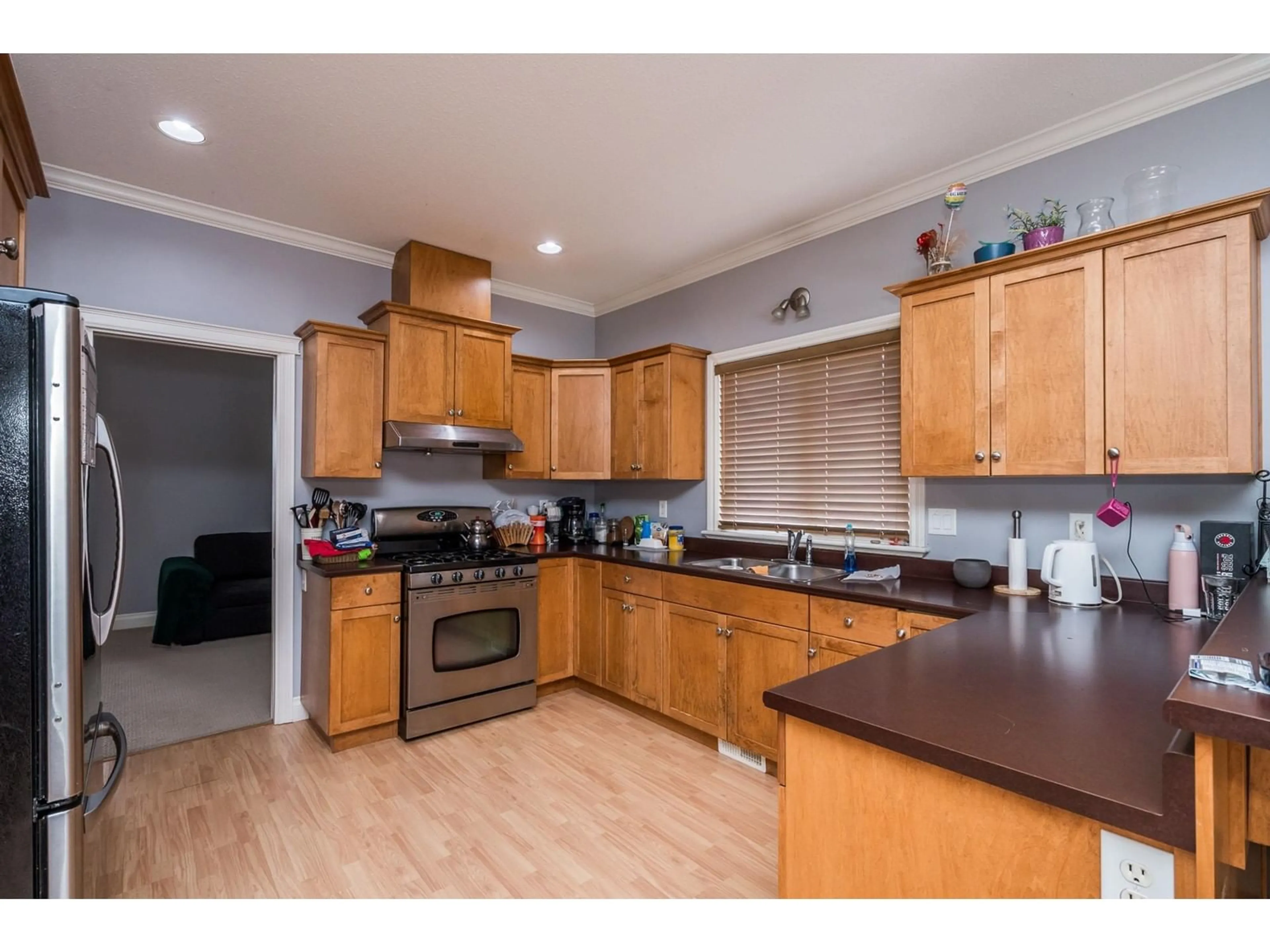 Standard kitchen, wood/laminate floor for 34473 STONELEIGH, Abbotsford British Columbia V2S8N4