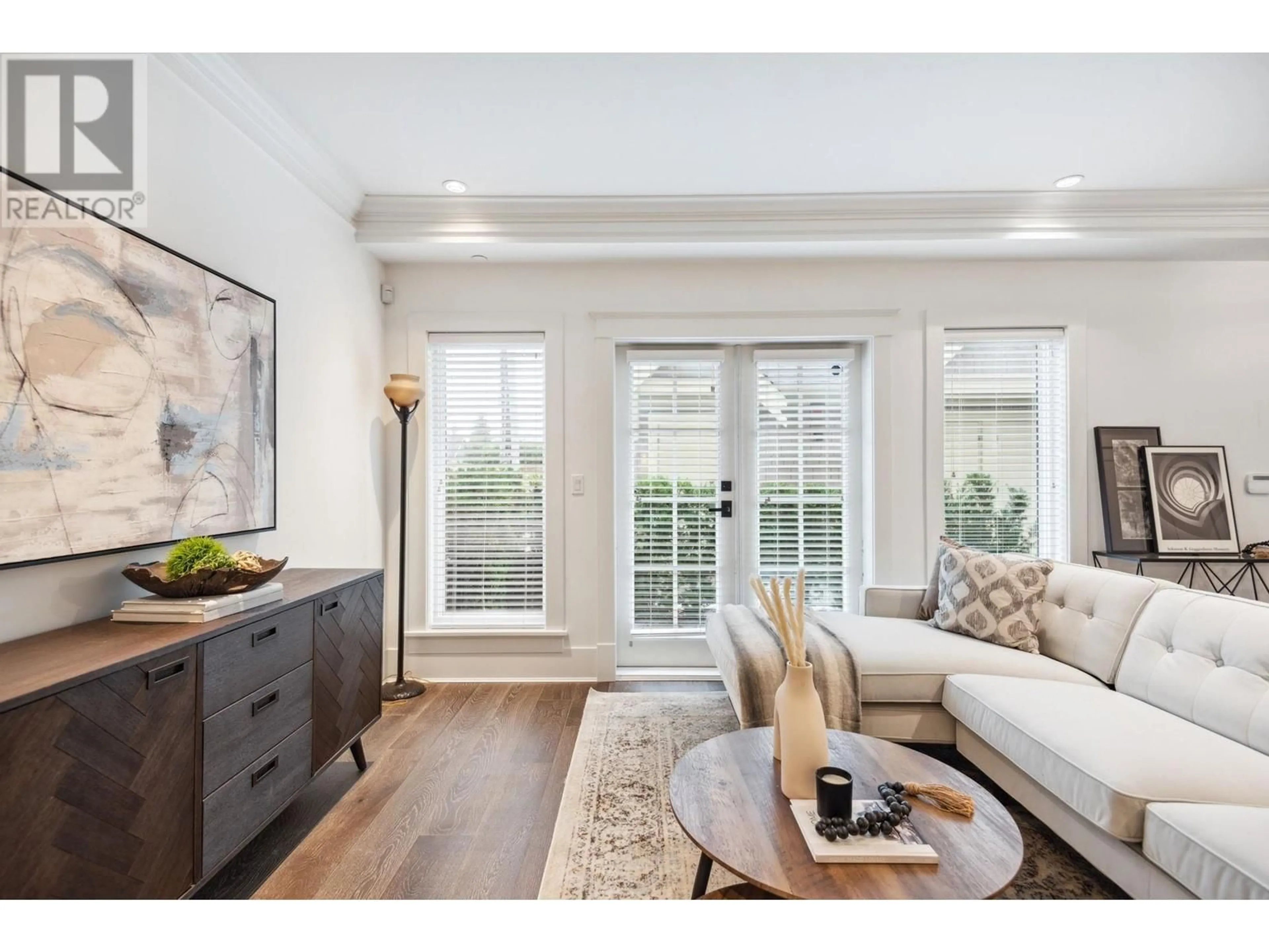 Living room with furniture, wood/laminate floor for 3182 BURRARD STREET, Vancouver British Columbia V6J2L9