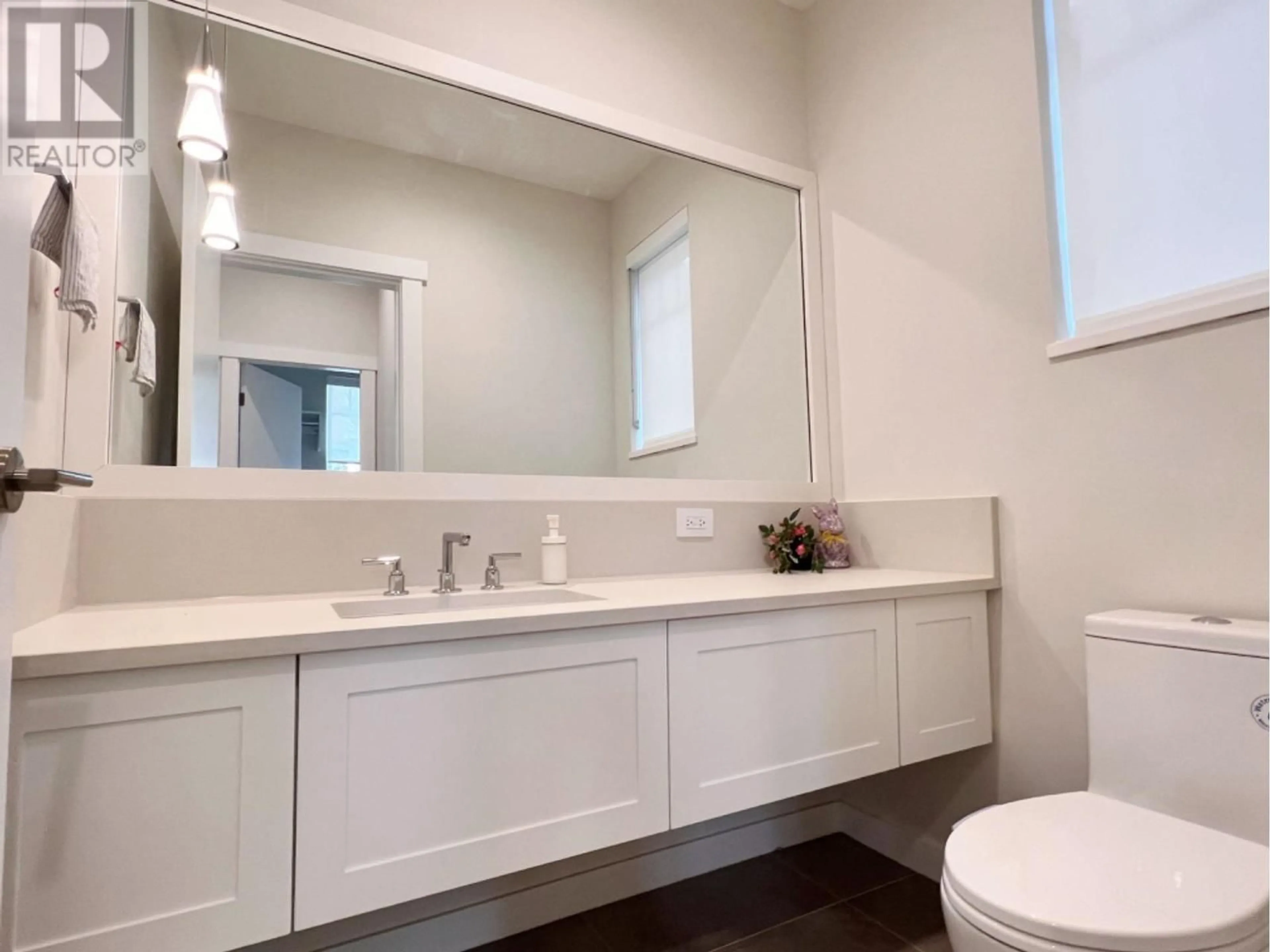 Contemporary bathroom, ceramic/tile floor for 4707 HEMLOCK WAY, Tsawwassen British Columbia V4M4G2