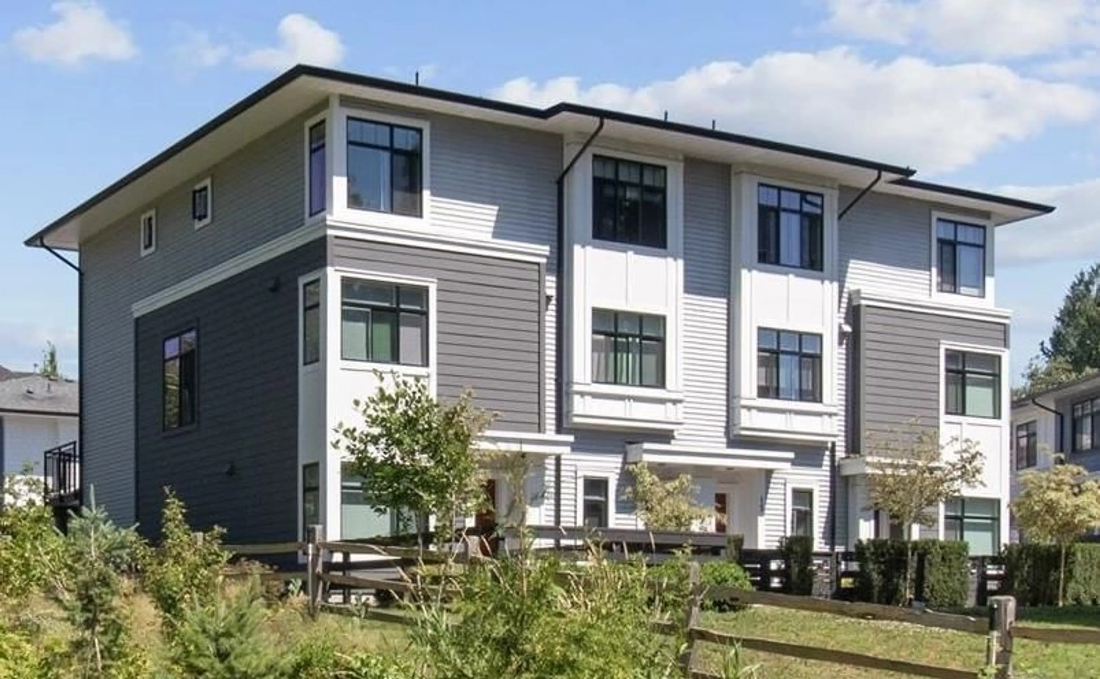 Home with vinyl exterior material, building for 17 - 15235 SITKA, Surrey British Columbia V3S0A9