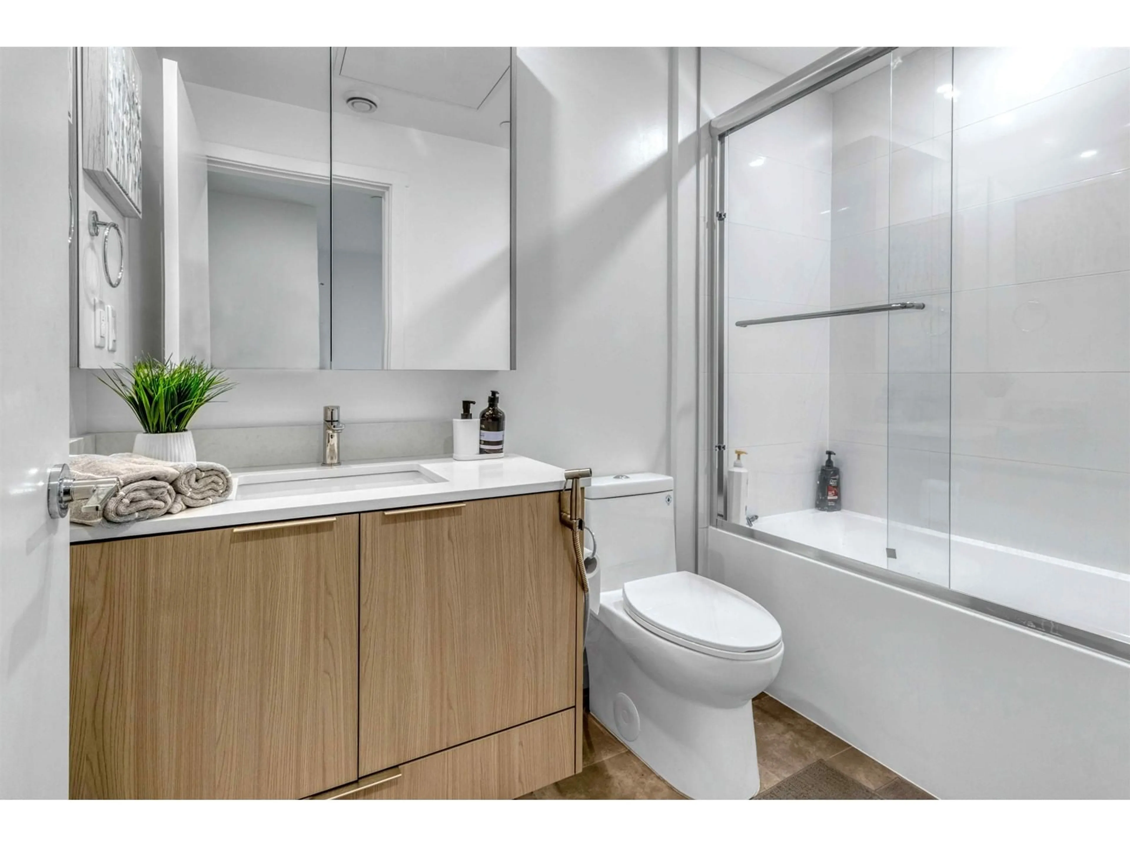 Standard bathroom, unknown for 308 13969 96 AVENUE, Surrey British Columbia V3T0T1