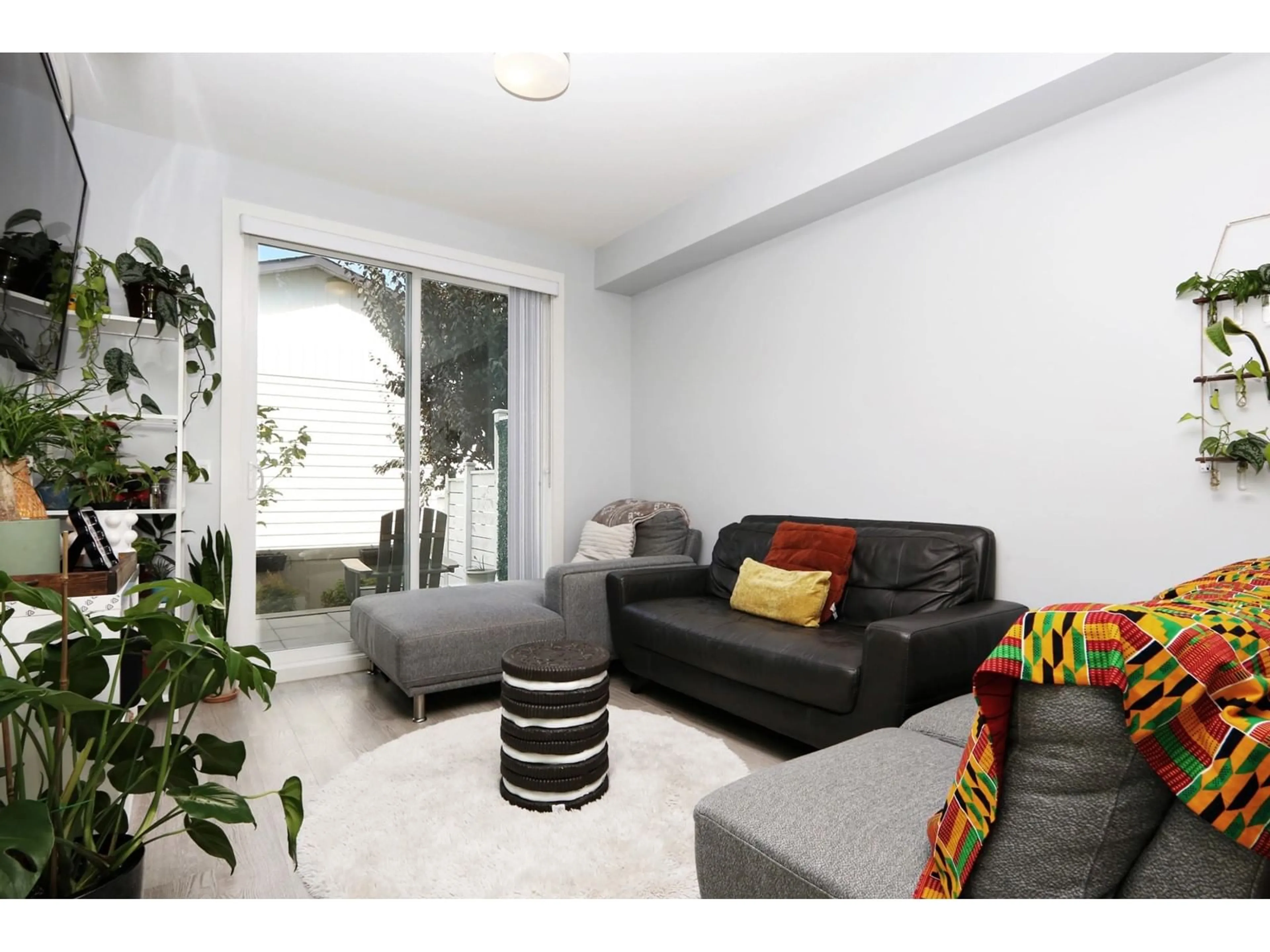 Living room with furniture, unknown for 10 - 2505 WARE, Abbotsford British Columbia V2S3E2