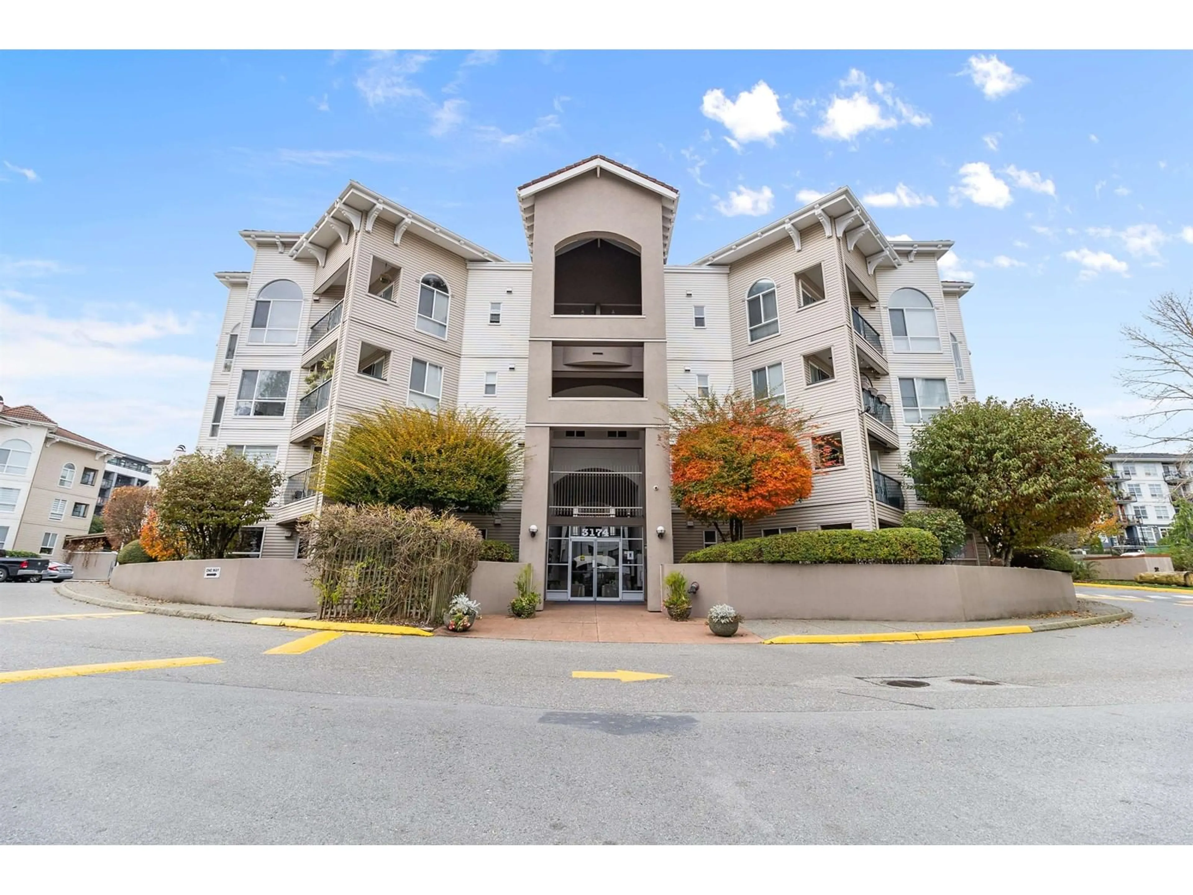 Indoor foyer for 207 - 3174 GLADWIN, Abbotsford British Columbia V2T5T5