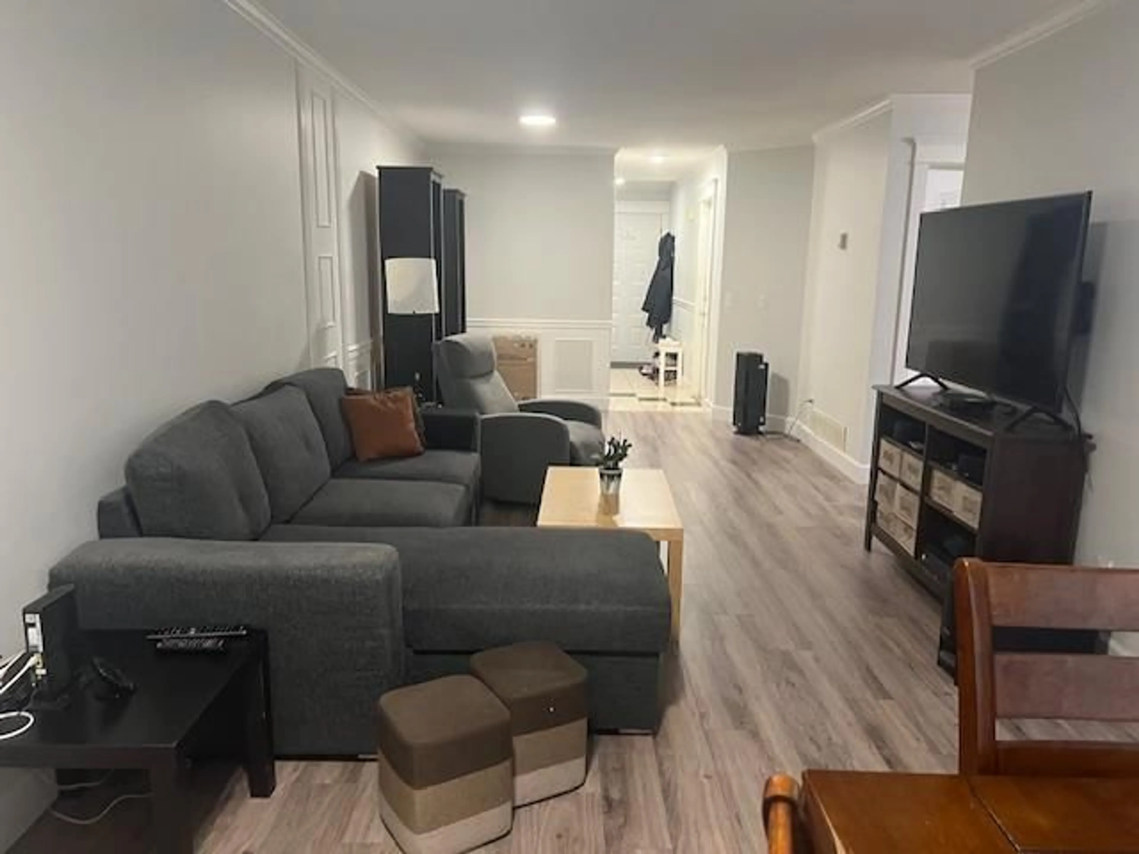 Living room with furniture, wood/laminate floor for 27 - 10130 155, Surrey British Columbia V3R0R6