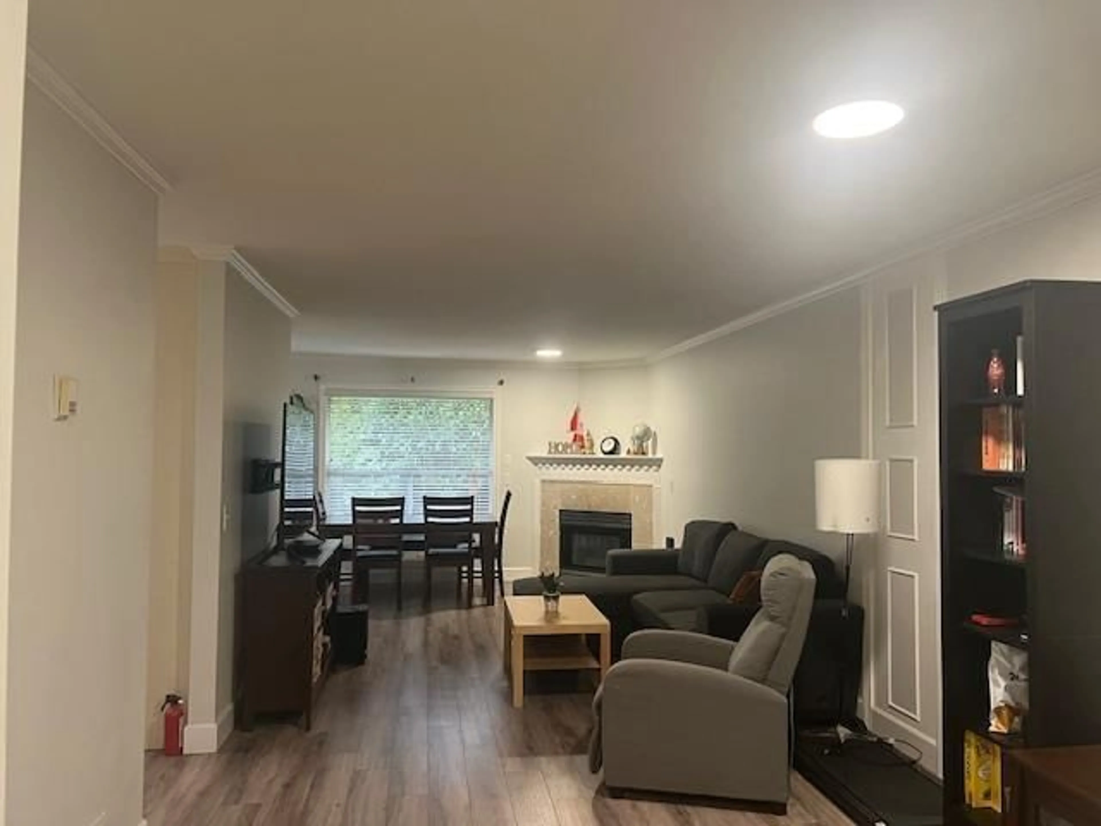 Living room with furniture, wood/laminate floor for 27 - 10130 155, Surrey British Columbia V3R0R6