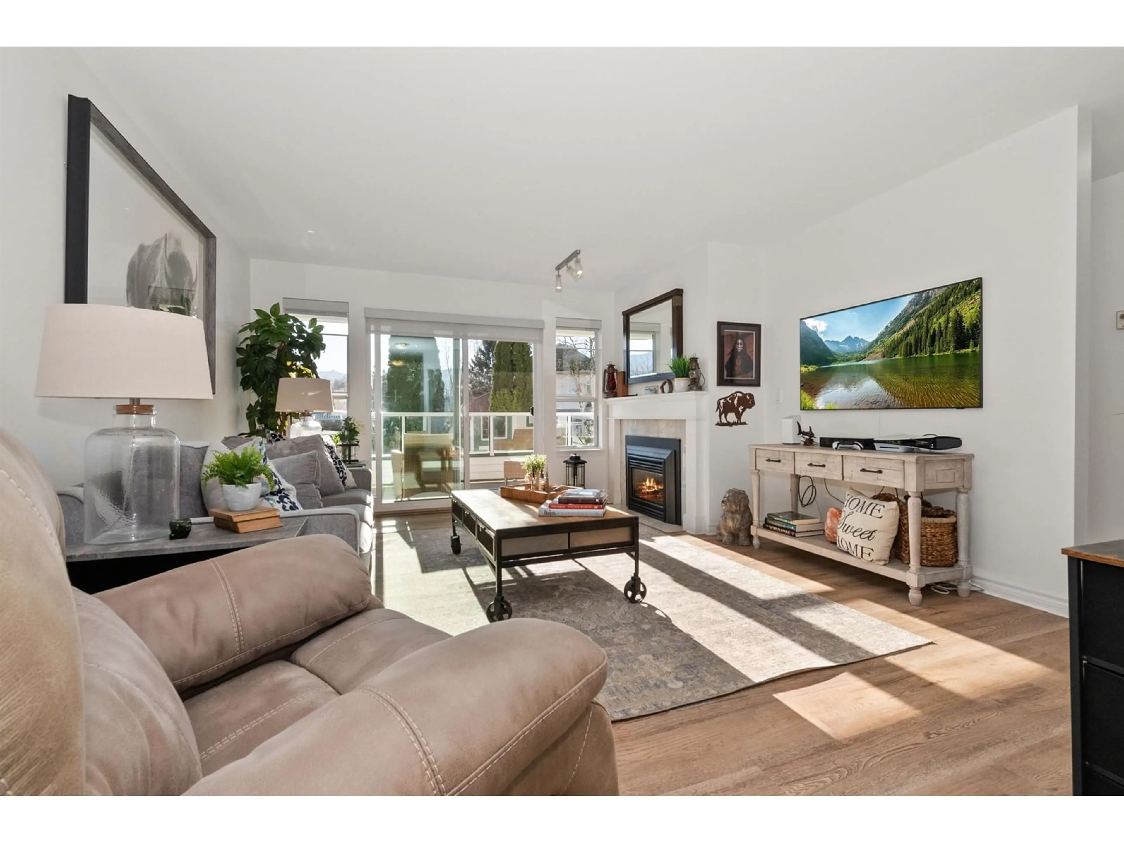 Living room with furniture, wood/laminate floor for 104 - 7651 AMBER DRIVE, Chilliwack British Columbia V2R3J6