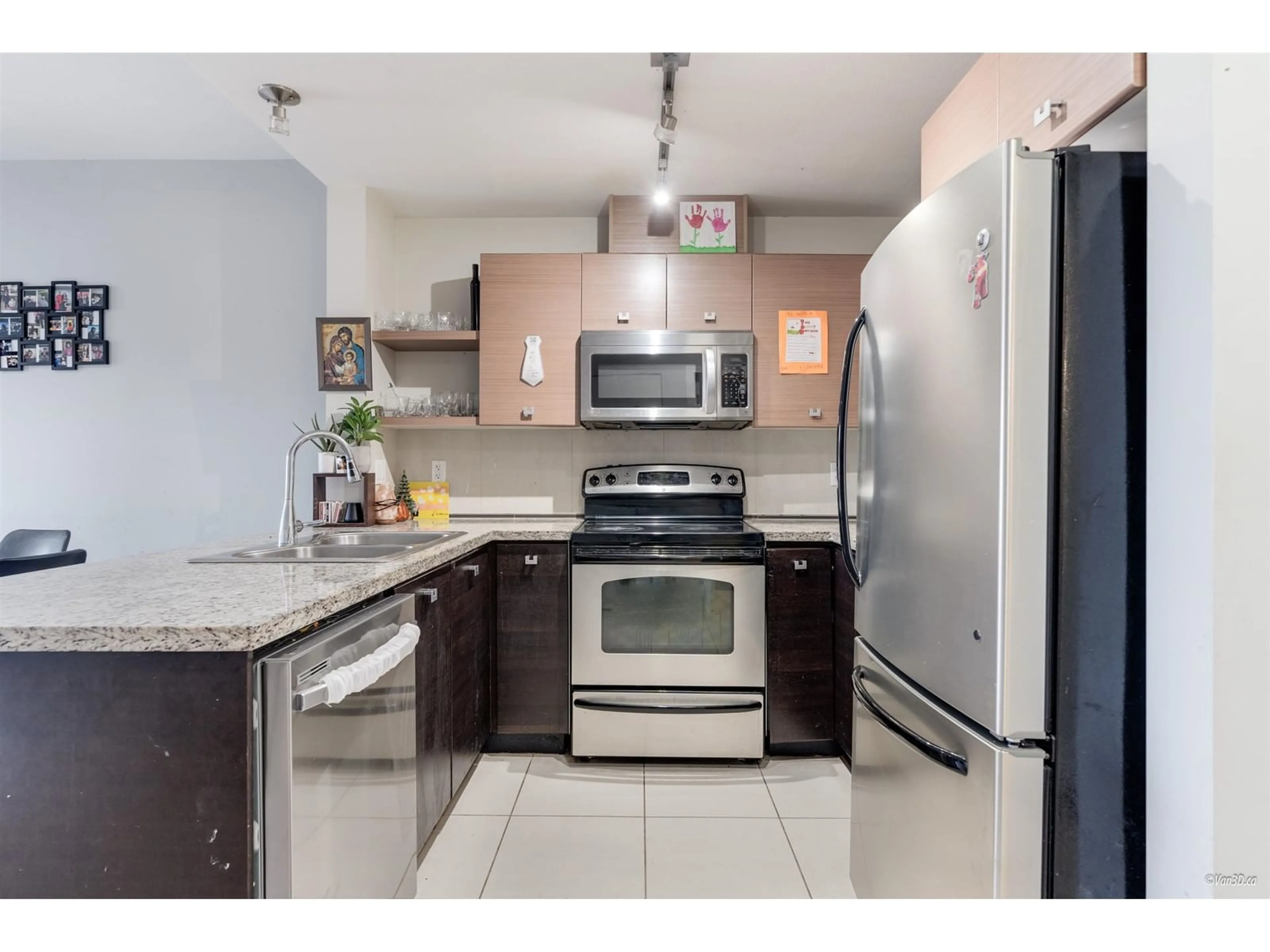 Standard kitchen, ceramic/tile floor for 224 6628 120 STREET, Surrey British Columbia V3W1T7