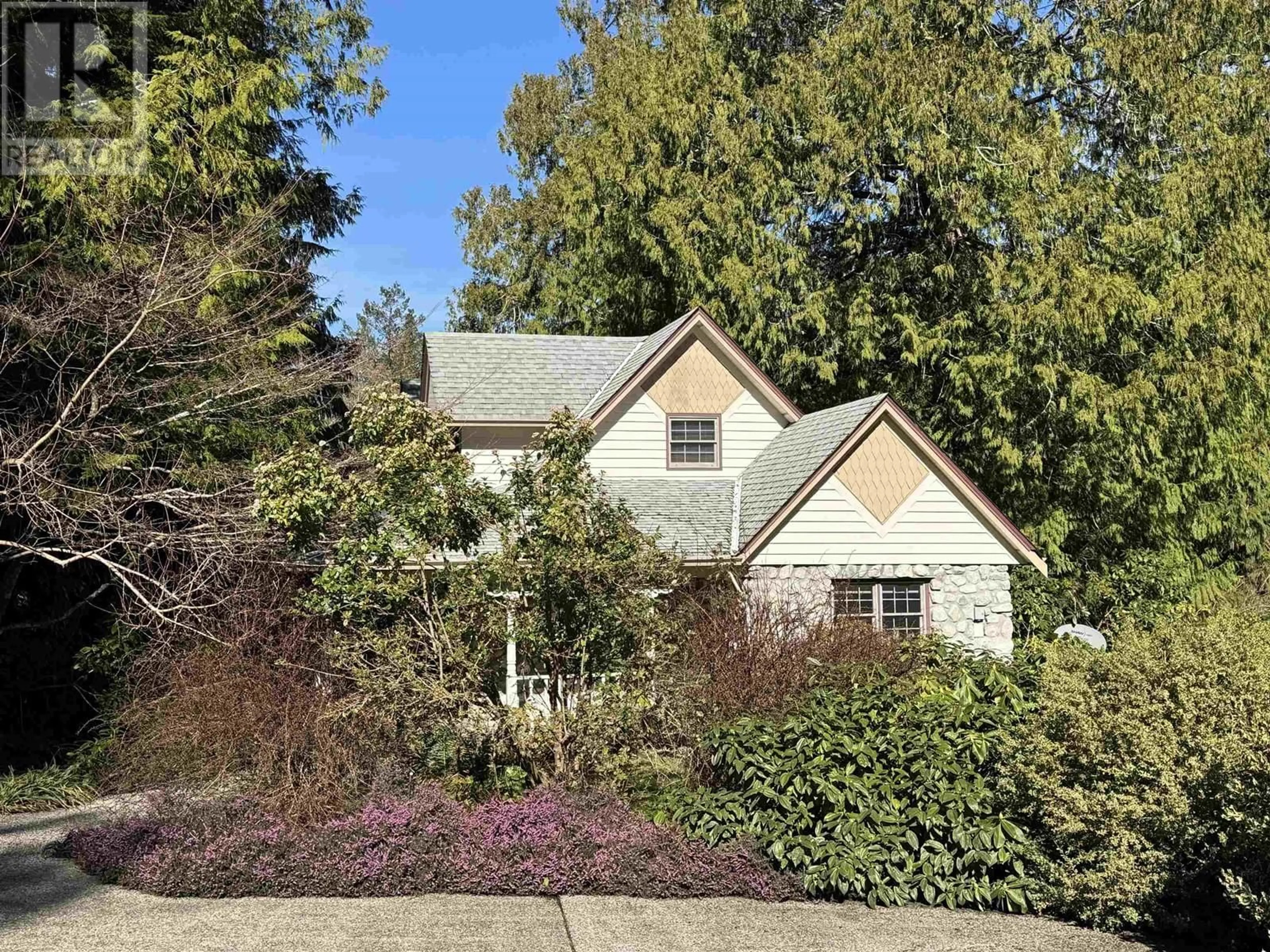 Patio, street for 5487 BROOKS ROAD, Halfmoon Bay British Columbia V7Z1G1