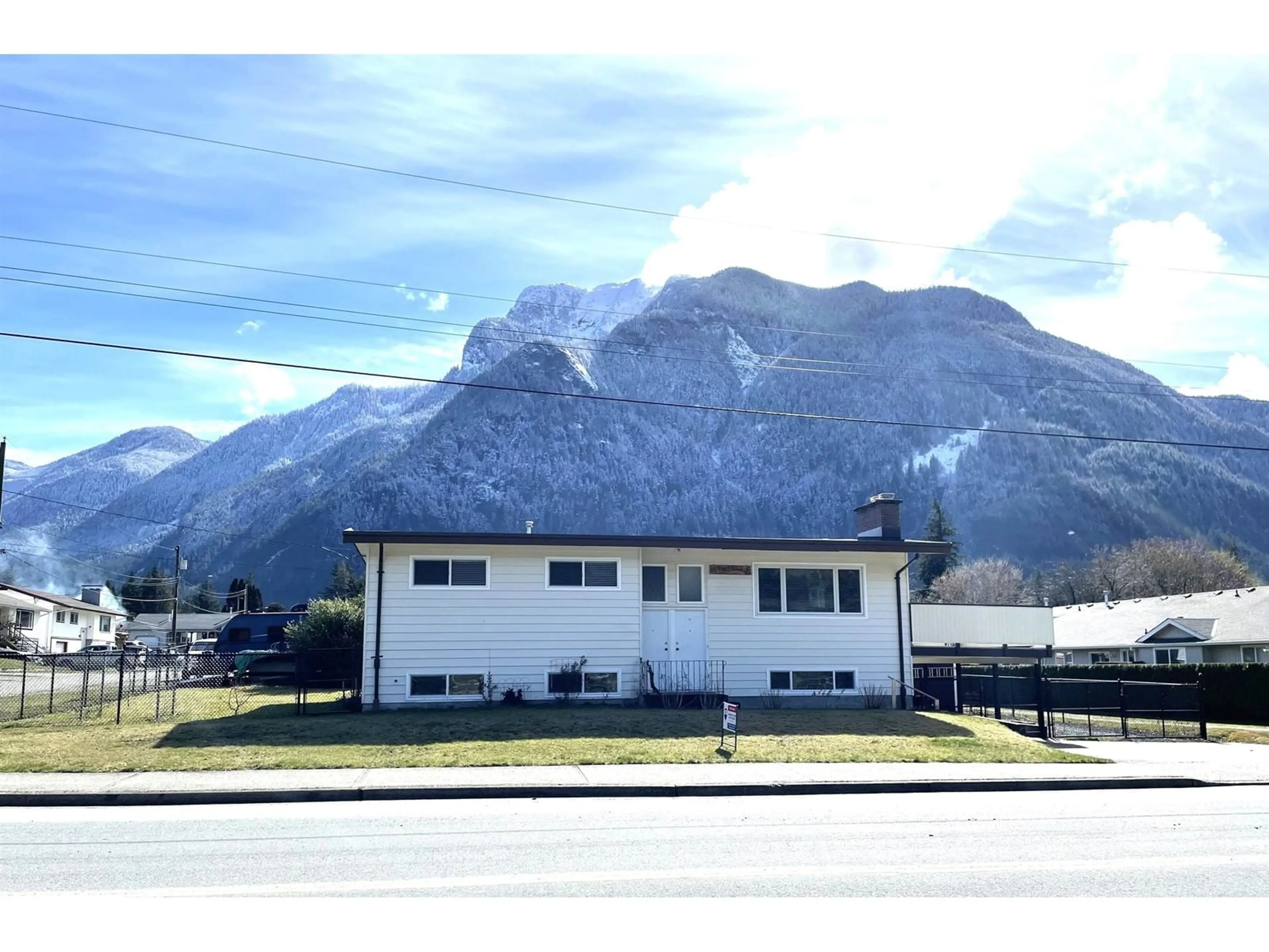 A pic from outside/outdoor area/front of a property/back of a property/a pic from drone, mountain view for 550 COQUIHALLA STREET, Hope British Columbia V0X1L0