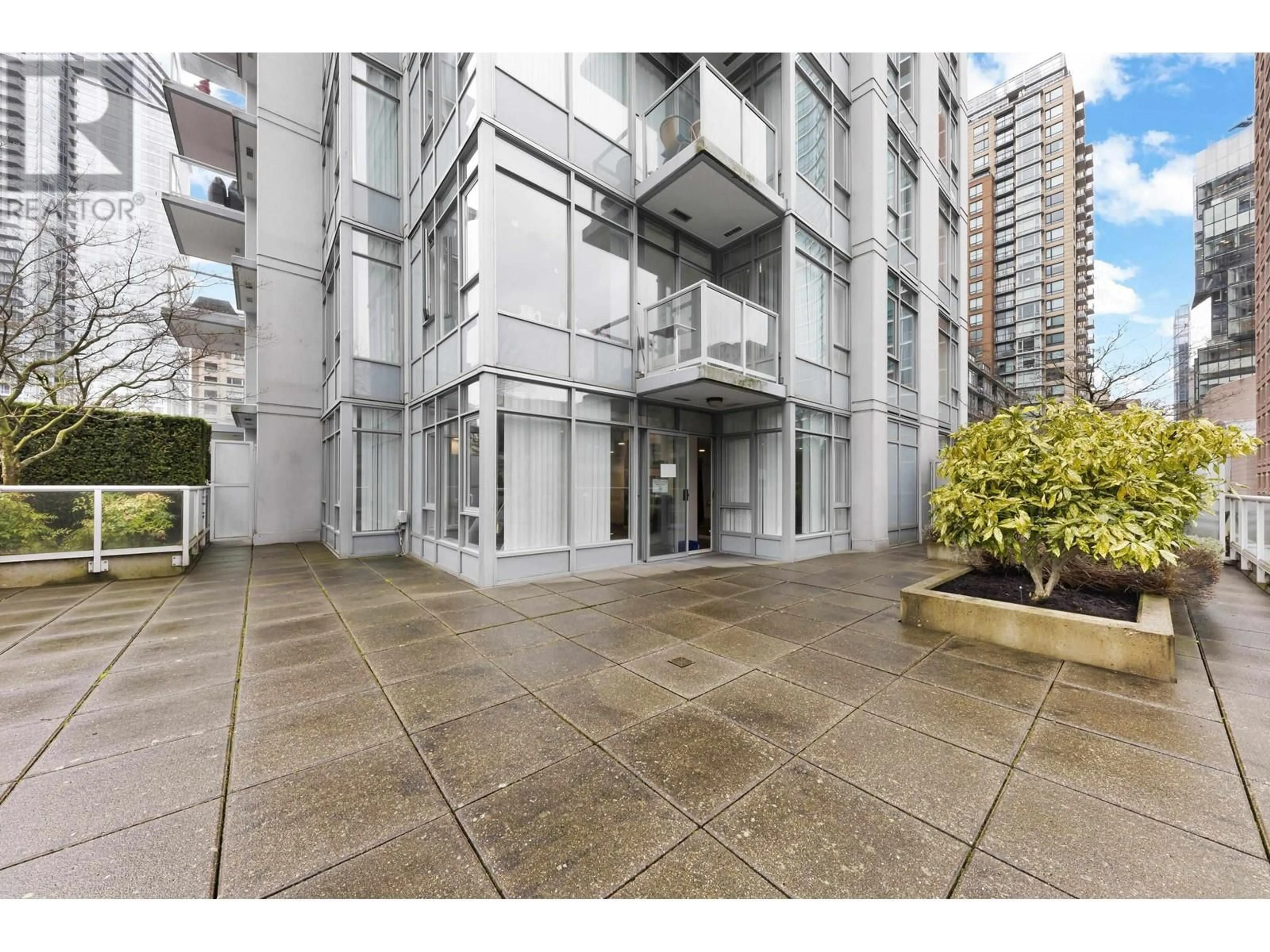 Indoor foyer for 904 480 ROBSON STREET, Vancouver British Columbia V6B1S1