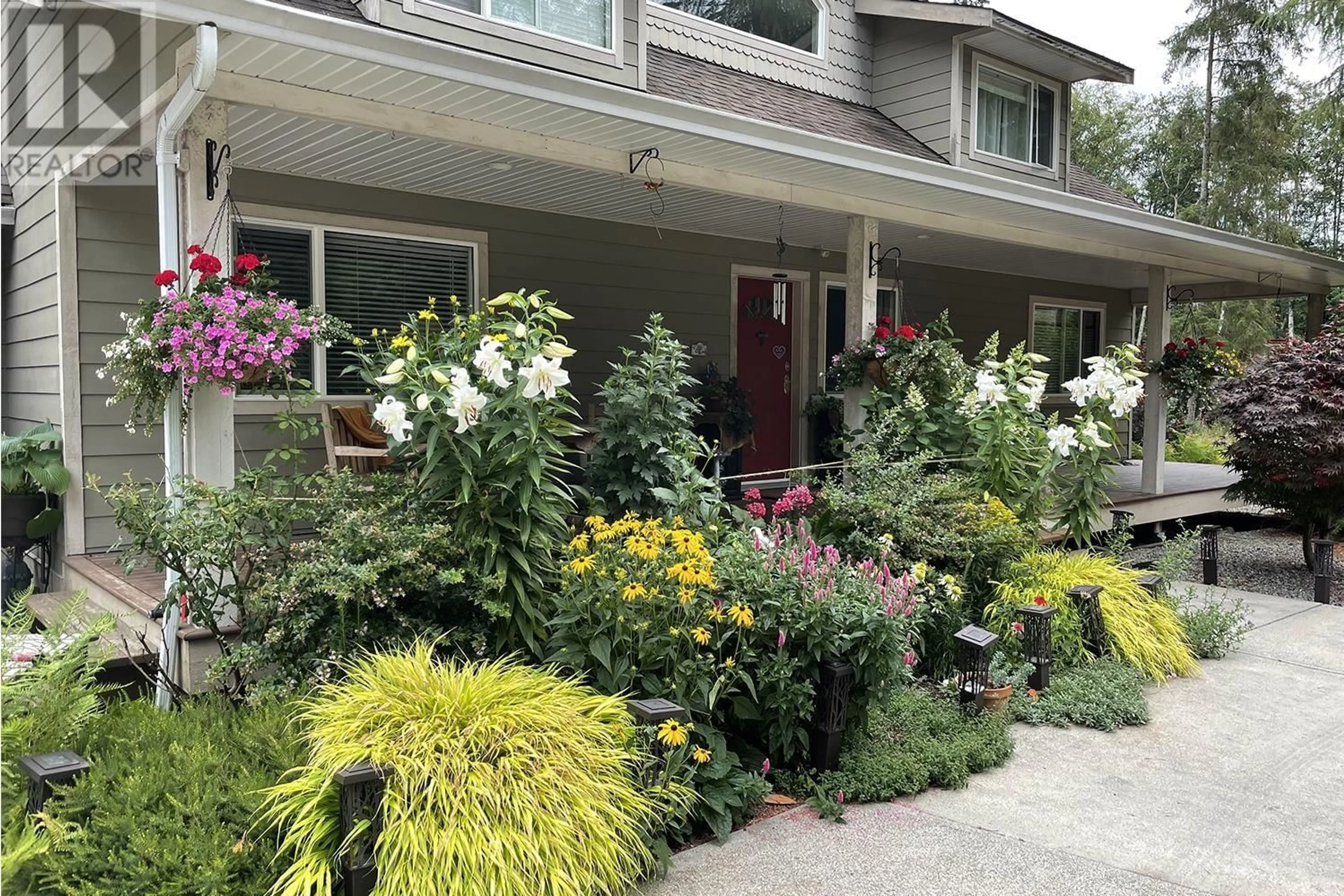 Patio, street for 462 VETERANS ROAD, Gibsons British Columbia V0N1V4