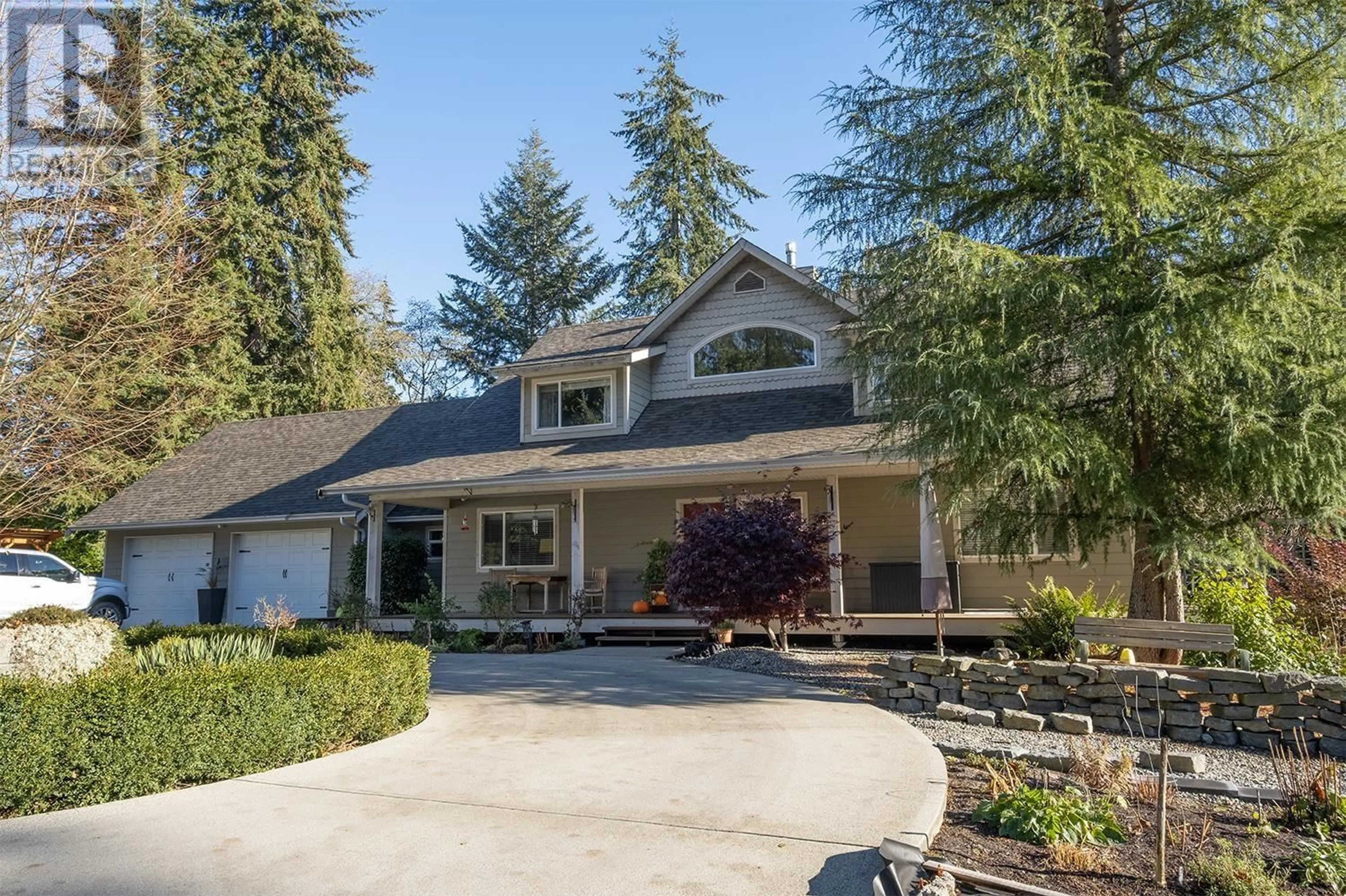 Home with vinyl exterior material, street for 462 VETERANS ROAD, Gibsons British Columbia V0N1V4