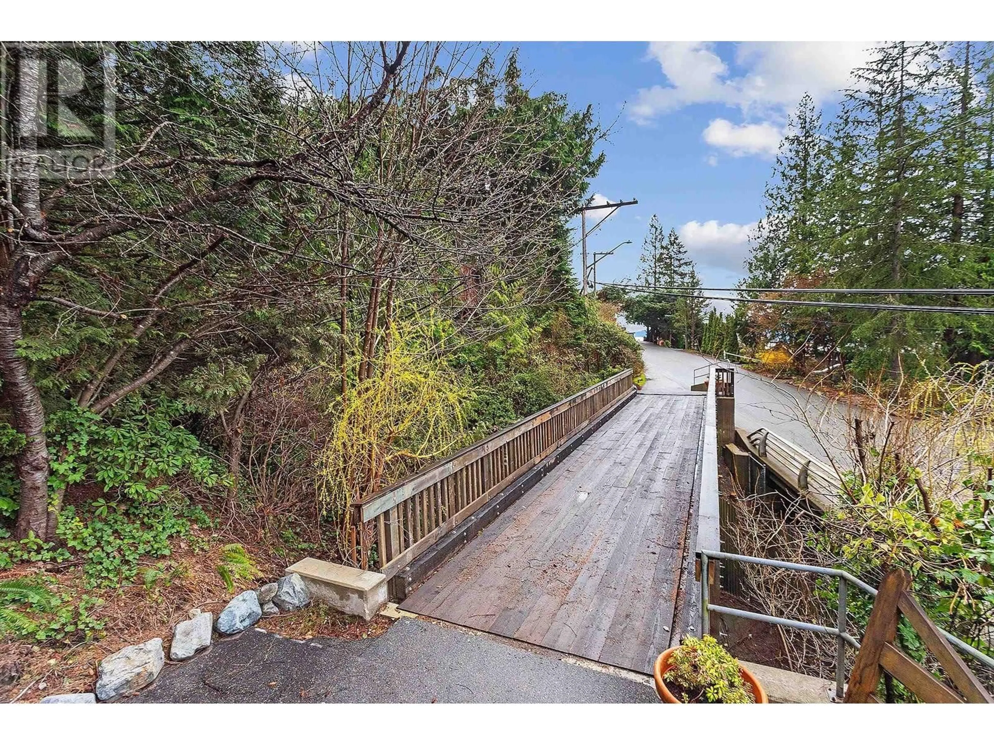 A pic from outside/outdoor area/front of a property/back of a property/a pic from drone, water/lake/river/ocean view for 325 BAYVIEW ROAD, Lions Bay British Columbia V0N2E0